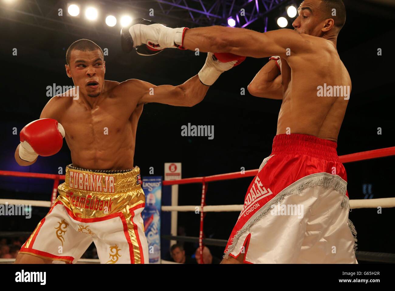 Chris Eubank Junior (links) bei seinem 8. Stoppage-Sieg über Tyan Booth in einem 8 Runden SuperMiddle Weight Kampf bei Glow im Bluewater, Kent. Stockfoto