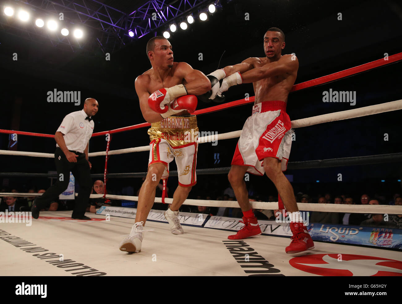 Chris Eubank Junior bei seinem 8. Stoppage-Sieg über Tyan Booth (rechts) in einer 8 Runden SuperMiddle Weight-Kampf bei Glow im Bluewater, Kent. Stockfoto