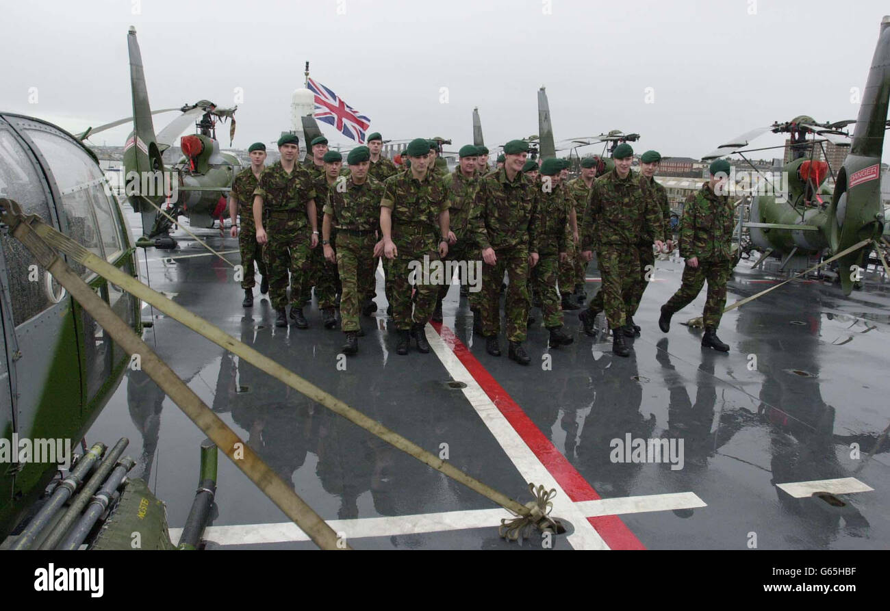 Kommandos von 9 Assault Squadron und Helicopter Force auf dem Deck des Royal Navy Hubschrauberträgers HMS Ocean am Devonport Naval Base, Plymouth, als das Schiff die letzten Vorbereitungen trifft, bevor es zum zweiten wichtigen Kriegsschiff wird, das die Heimatküste verlässt. * über Übungen und mögliche Aktionen gegen den Irak. Der Hubschrauberträger verlässt Plymouth als Teil des größten Einsatzes der Royal Navy seit dem Falkands-Konflikt und fährt in Richtung Mittelmeer, wo er mit der HMS Ark Royal und 14 anderen Schiffen zusammentreffen wird. Stockfoto