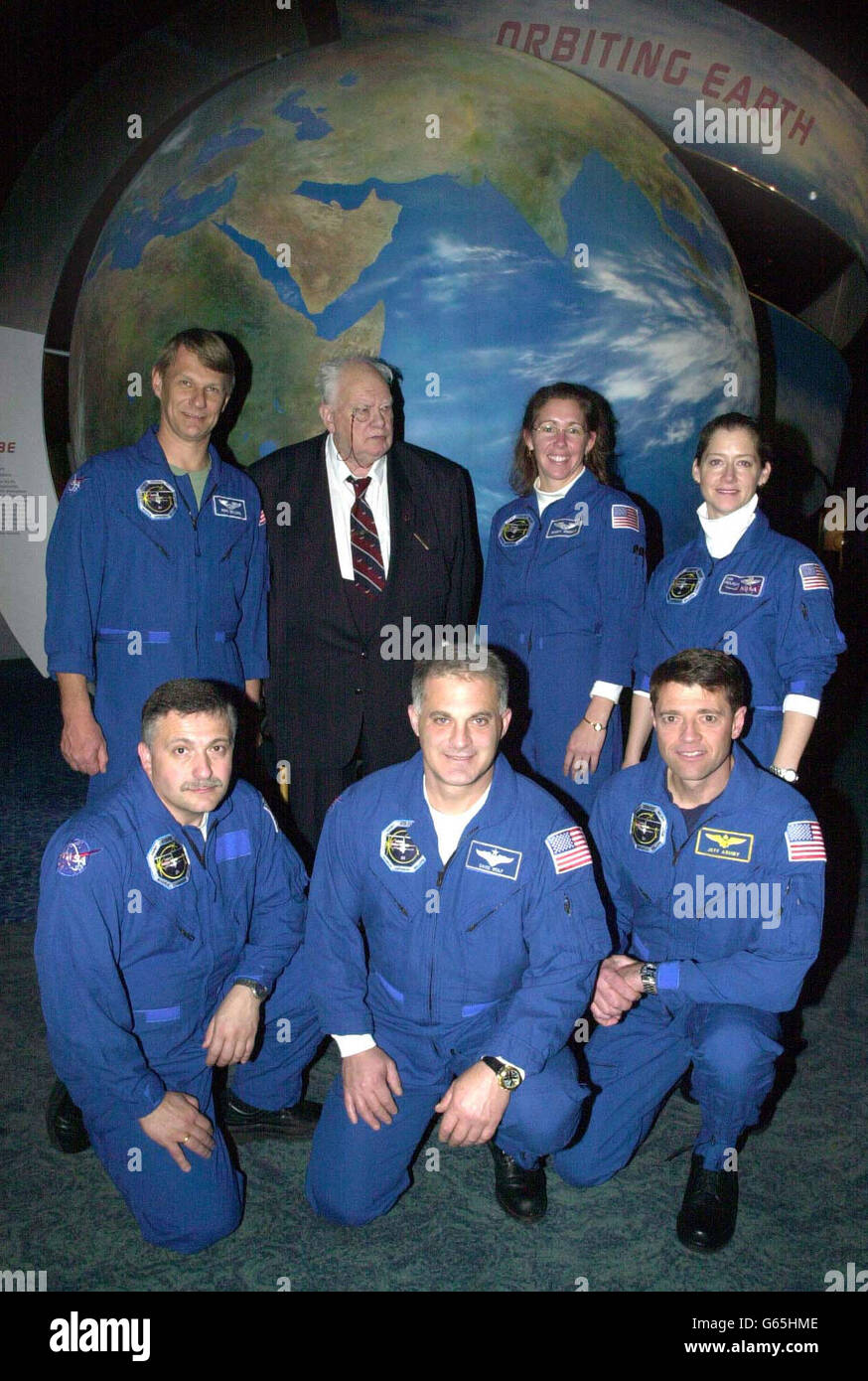 Sir Patrick Moore begrüßt den in Großbritannien geborenen Astronauten Dr. Piers Sellers (oben links) und die Crew bei einem Besuch im National Space Center, Leicester. * Dr. Piers Sellers und fünf Besatzungsmitglieder, die kürzlich zur Internationalen Raumstation geflogen sind, sind die erste Vollflugcrew der NASA, die durch Großbritannien tourt. Stockfoto