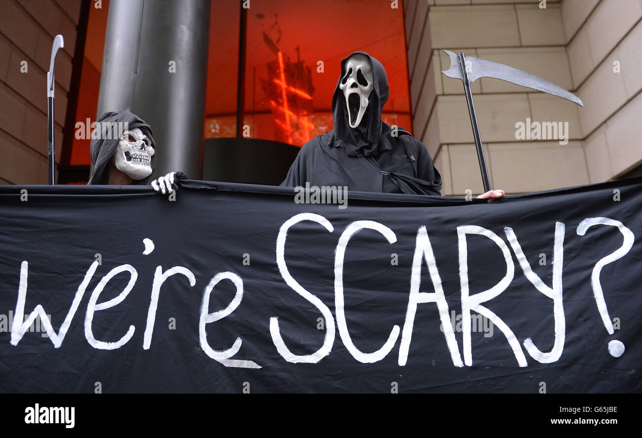 Antimilitaristische Demonstranten vor den Büros von BAE Systems im Zentrum von London vor dem G8-Gipfel der Staats- und Regierungschefs der Welt in Nordirland nächste Woche. Stockfoto