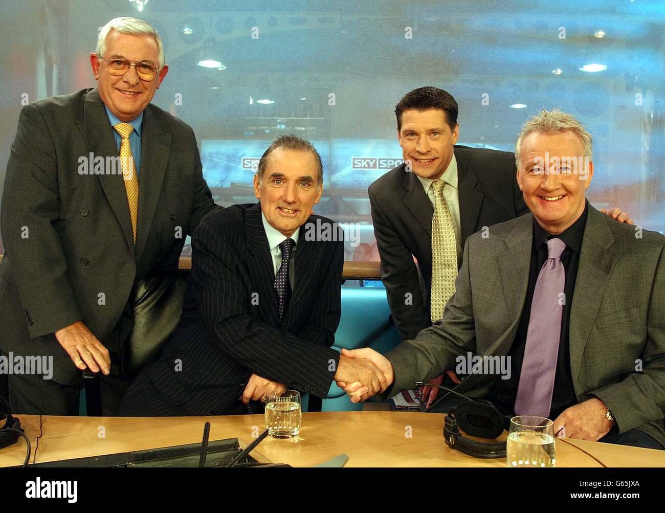George Best (rechts), der ehemalige Fußballspieler von Manchester United und Nordirland, mit den ehemaligen Fulham-Teamkollegen Alan Mullery (links) Rodney Marsh (rechts) des Mitsenders und dem ehemaligen West Ham-Stürmer Tony Cottee (2. Rechts). *... als er nach einer Lebertransplantation in den Sky Sports Studios in West London wieder zur Arbeit kam. Der legendäre Zauberer des Flügels war in den Studios, um das Halbfinale des Blackburn Rovers vs. Manchester United Worthington Cup 2. Etappe im Ewood Park zusammenzufassen. Stockfoto