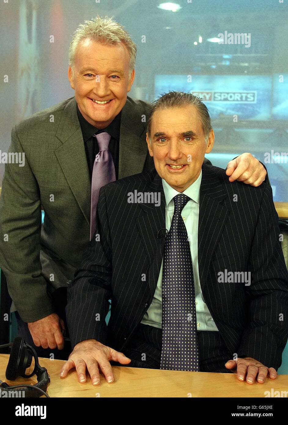 George Best (rechts) der ehemalige Fußballspieler von Manchester United und Nordirland, zusammen mit dem ehemaligen Fulham-Teamkollegen Rodney Marsh, kehrte nach einer Lebertransplantation in die Sky Sports Studios in West London zurück. * der legendäre Zauberer des Flügels war in den Studios, um das Halbfinale des Blackburn Rovers gegen Manchester United Worthington Cup 2. Etappe im Ewood Park zusammenzufassen. Stockfoto