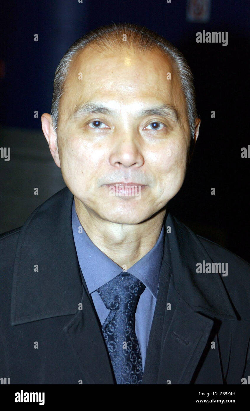 Der Schuhdesigner Jimmy Choo kommt im Warner Village Cinema, London, zur Charity-Filmpremiere von About Schmidt an. *180603* der in Malaysia geborene Schuhdesigner an die Stars Jimmy Choo, der heute, am 18. Juni 2003, für seine Verdienste um die Mode eine ehrenamtliche OBE erhielt. Choo erhielt die Ehre von der Handels- und Industriesekretärin Patricia Hewitt in einer besonderen Zeremonie am Lancaster Gate in London. Stockfoto