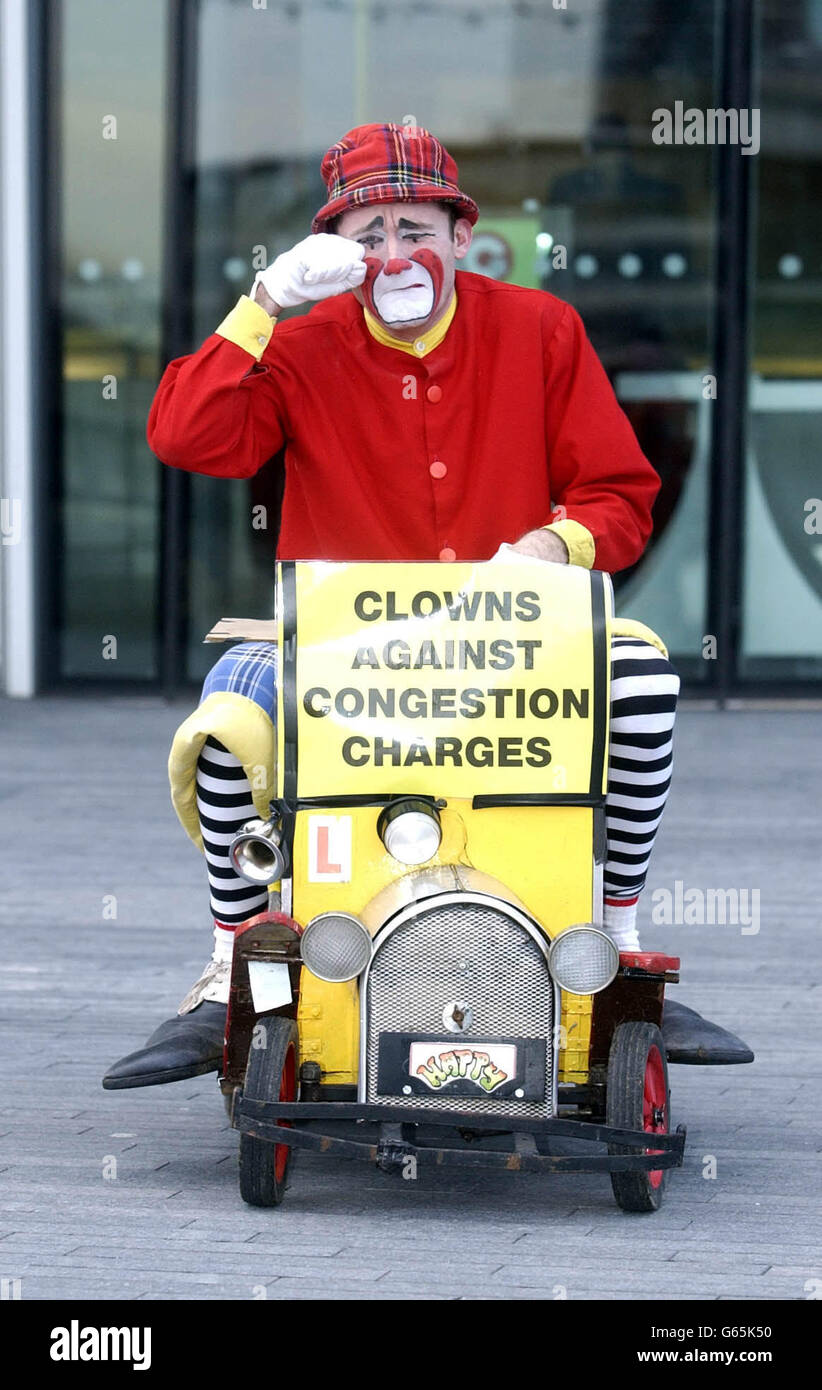 Tweedy, ein Clown vom Zippos Circus, protestiert gegen die Staugebühr vor dem City Hall in London. * der Circus reist 40 Wochen im Jahr durch die Hauptstadt mit einer Flotte von 70 Fahrzeugen und schätzt, dass die Staugebühr sie schätzungsweise 20,000 pro Jahr kosten wird. Stockfoto