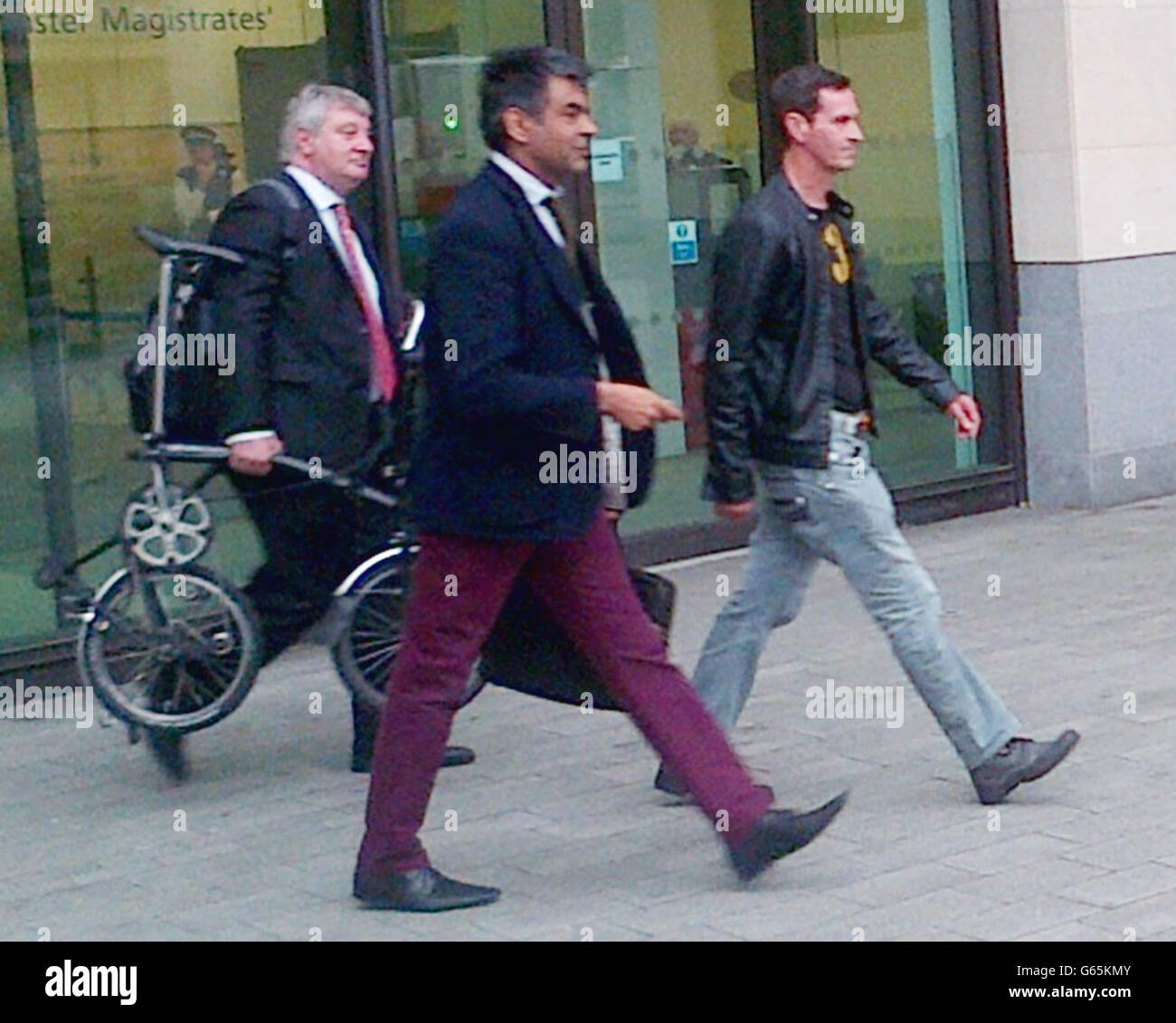 Fathers4Justice Campaigner Tim Haries, 41, (rechts) aus Doncaster, verlässt das Westminster Magistrates Court in London mit seinem Counsel Kyri Argyropoulos (links) und einem Freund (Mitte), wo er heute vor Gericht erschien und beschuldigt wurde, gestern ein Porträt der Königin in Westminster Abbey entstellt zu haben. Stockfoto