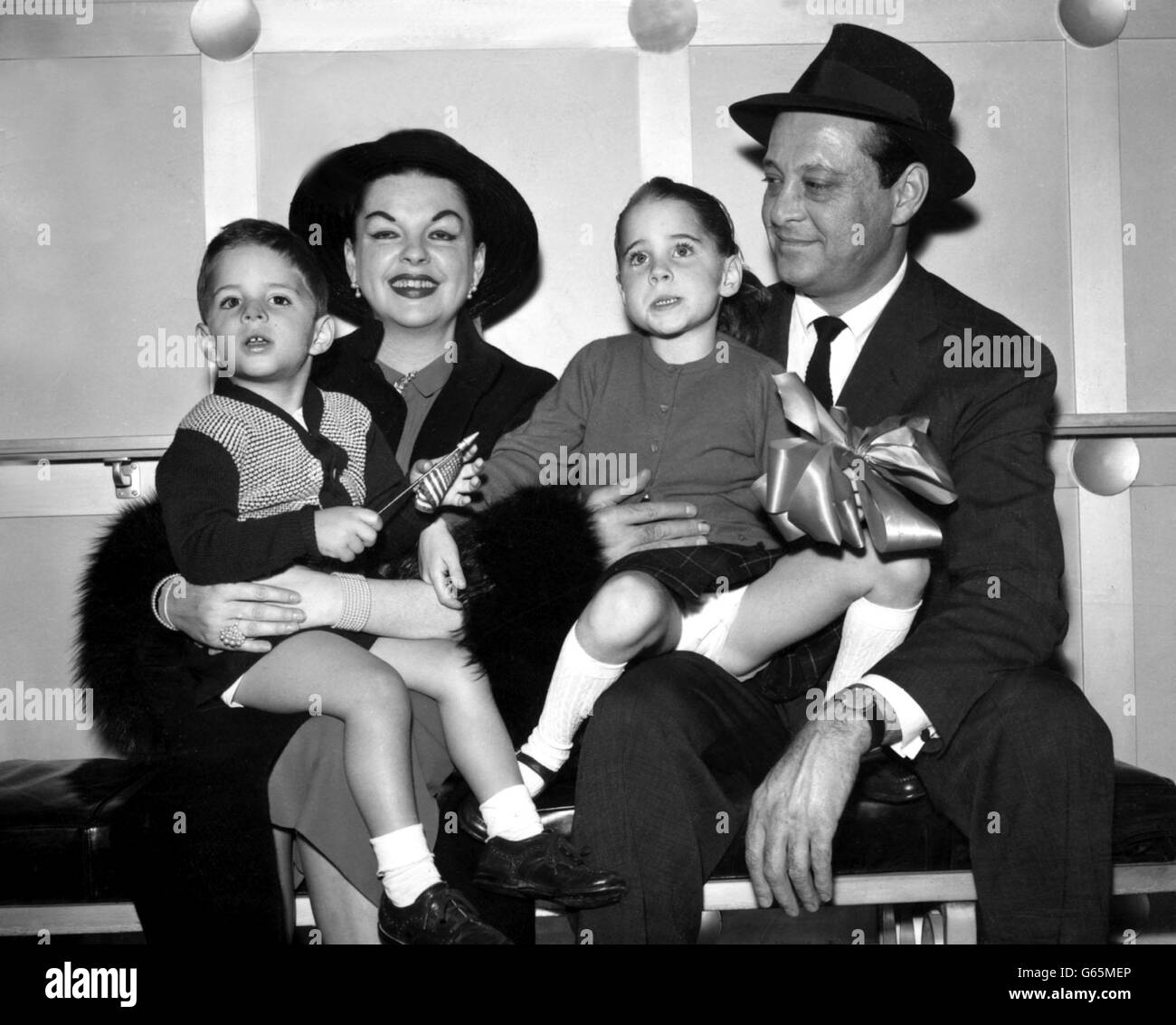 Die amerikanische Filmstar Judy Garland kam mit ihrem Mann, der Filmproduzentin Sidney Luft und den Kindern Lorna, vier und Joe, zwei, nach Southampton. Stockfoto