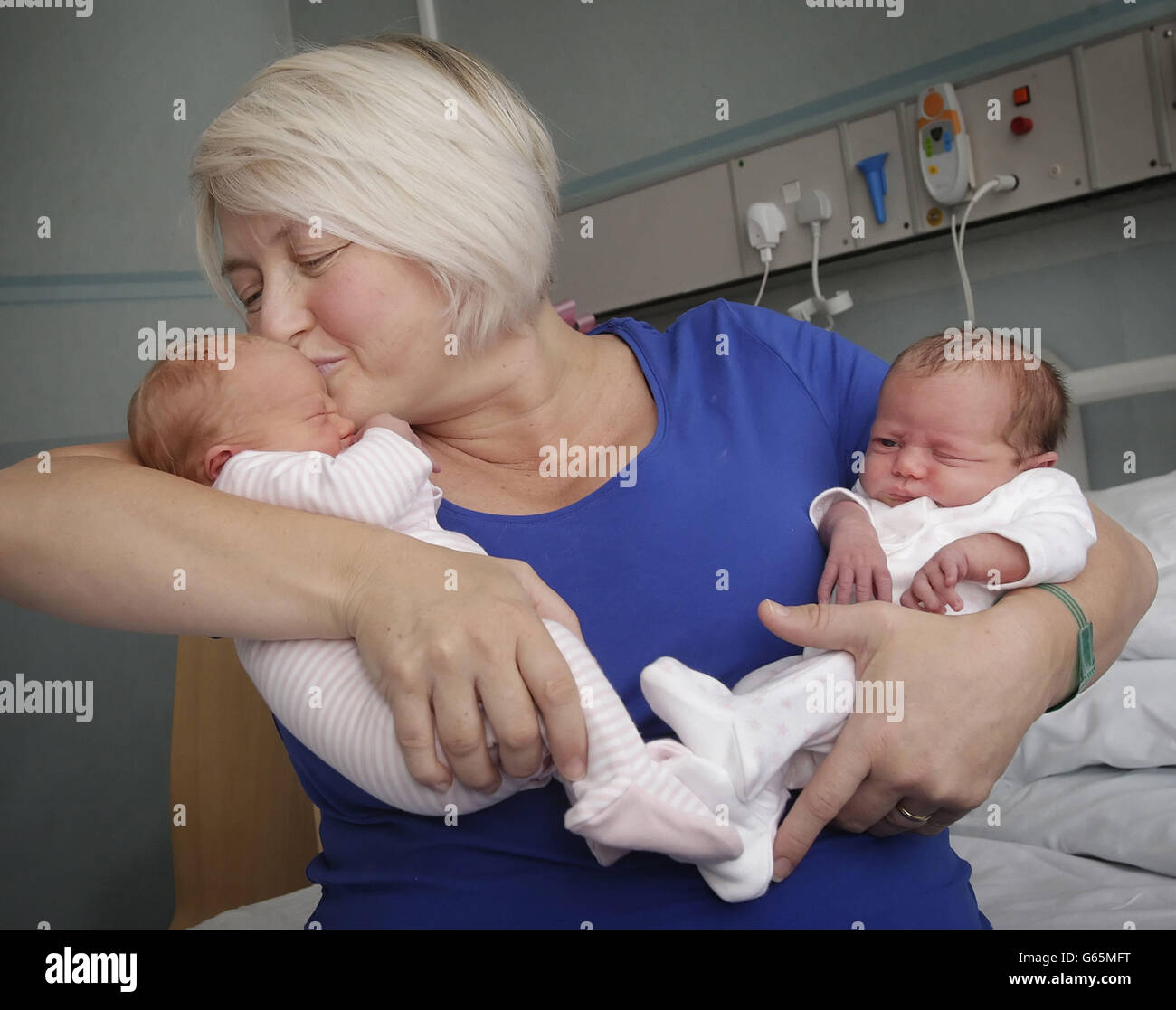 ÜBERTRAGUNG DER BILDUNTERSCHRIFT MIT EMBARGO ENTFERNT. Mutter Karen Rodger, die sich den Widrigkeiten widersetzte, indem sie mit ihrem dritten Zwillingssatz schwanger wurde, wird im Southern General Hospital in Glasgow mit ihren Neugeborenen Rowan (links) und Isla (rechts) abgebildet. Stockfoto