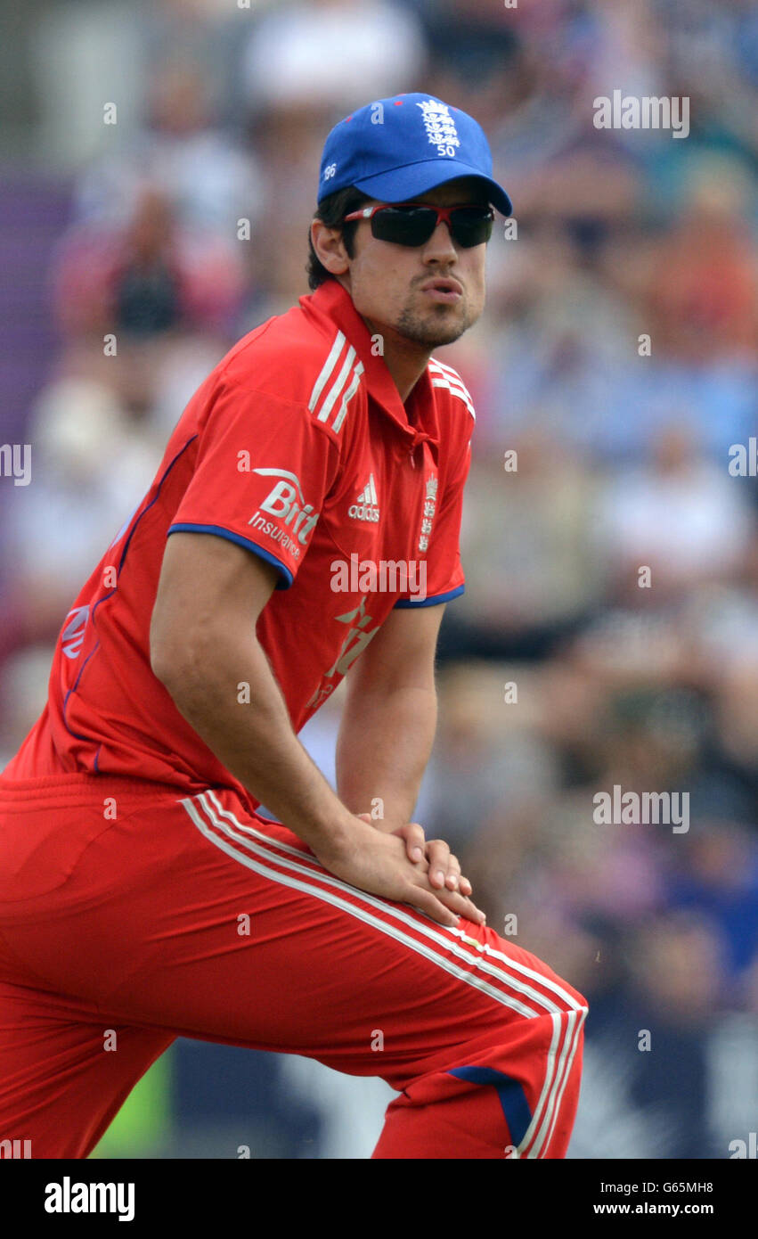 Der englische Alastair Cook reagiert, nachdem er während des zweiten One Day International beim Ageas Bowl in Southampton einen Fehlfeldeinspieler hatte. Stockfoto