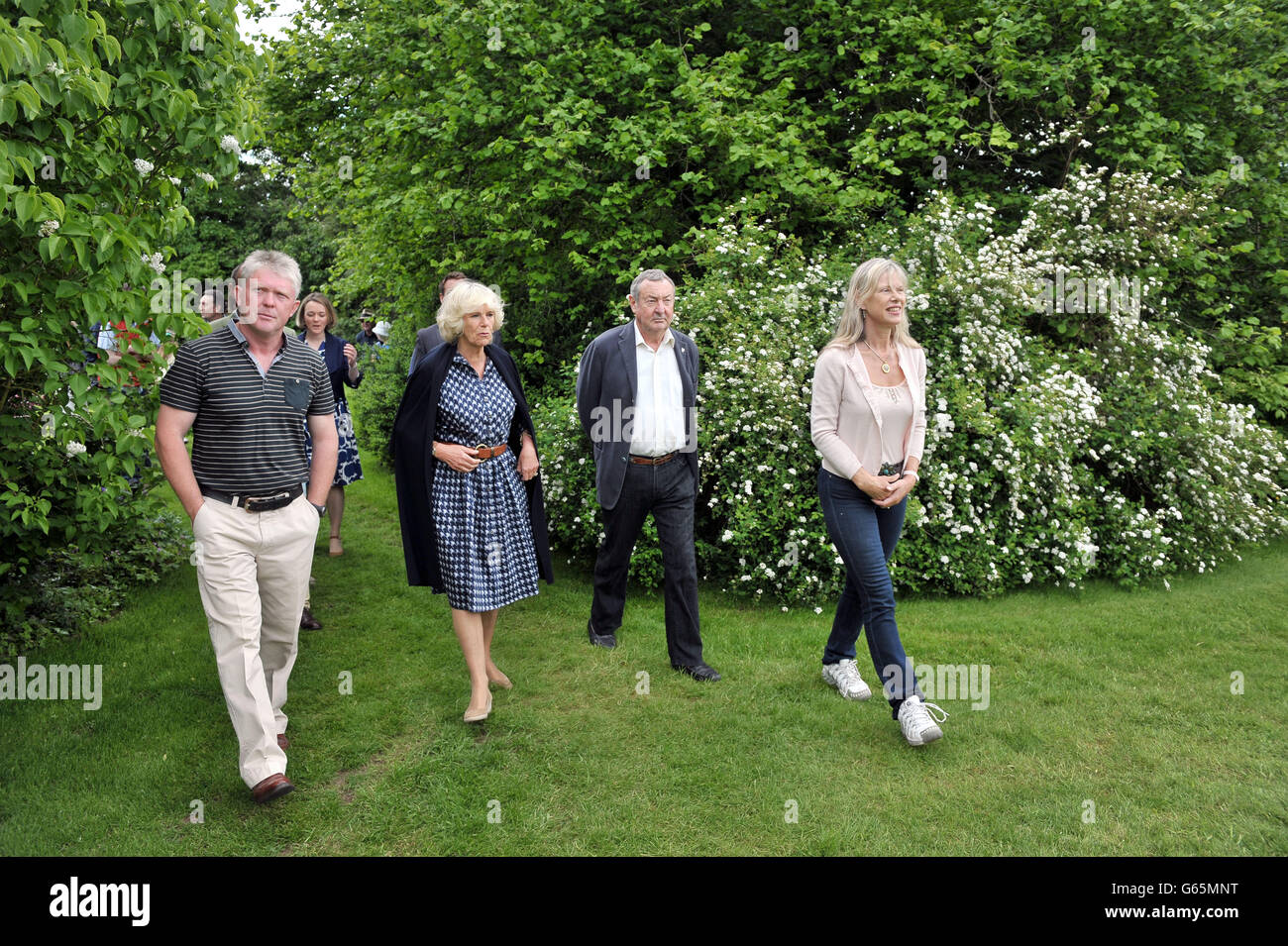 Die Herzogin von Cornwall mit dem Gärtner Nick Powell Pink Floyd Schlagzeuger Nick Mason und seiner Frau Annette bei einem Besuch im Middlewick House in Pickwick, Wiltshire, dem Zuhause des Pink Floyd Schlagzeugers Nick Mason, das einen gemeinnützigen Tag der offenen Tür veranstaltet. Stockfoto