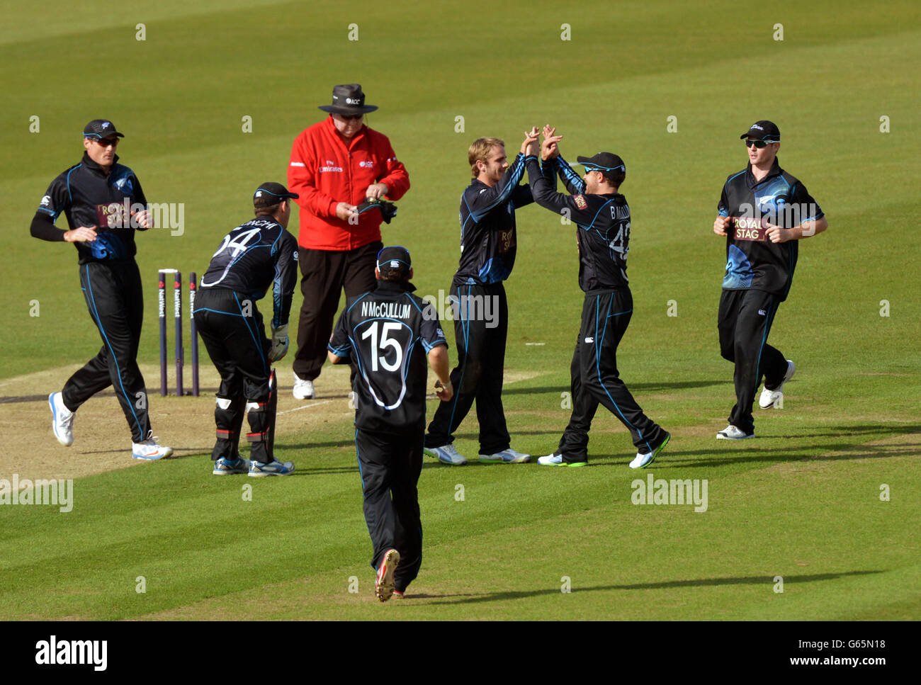 Der Neuseeländer Kane Williamson feiert beim zweiten One Day International im Ageas Bowl in Southampton das Wimmelspiel von Chris Woakes aus England. Stockfoto