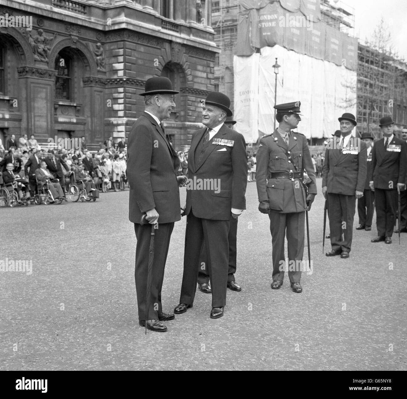 Zwei Kommandeure aus Südostasien treffen sich im Cenotaph in Whitehall, London, zur jährlichen Remembrance Parade der Burma Star Association. Der Admiral der Flotte Earl Mountbatten aus Burma ist auf der linken Seite, rechts der Feldmarschall Lord Slim, der die 14. Armee in Burma kommandierte. Stockfoto