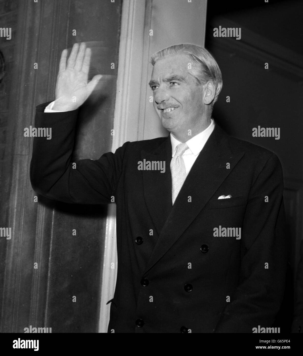 Sir Anthony Eden verließ die Downing Street Nr. 10 für das Unterhaus, wo er sich einer Reihe von Fragen der Opposition stellen muss. Stockfoto Sir Anthony Eden verließ die Downing Street Nr. 10 für das Unterhaus, wo er sich einer Reihe von Fragen der Opposition stellen muss. Stockfoto