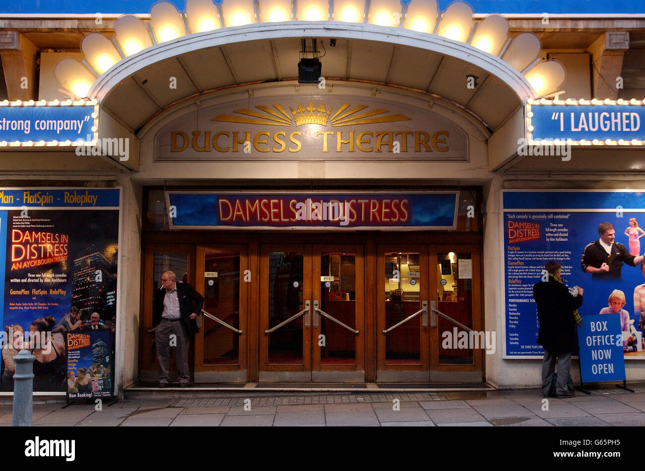 Das Duchess Theatre in der Catherine Street, London, zeigt Damsels in Distress und eine Alan Ayckbourn-Trilogie von Theaterstücken. Stockfoto