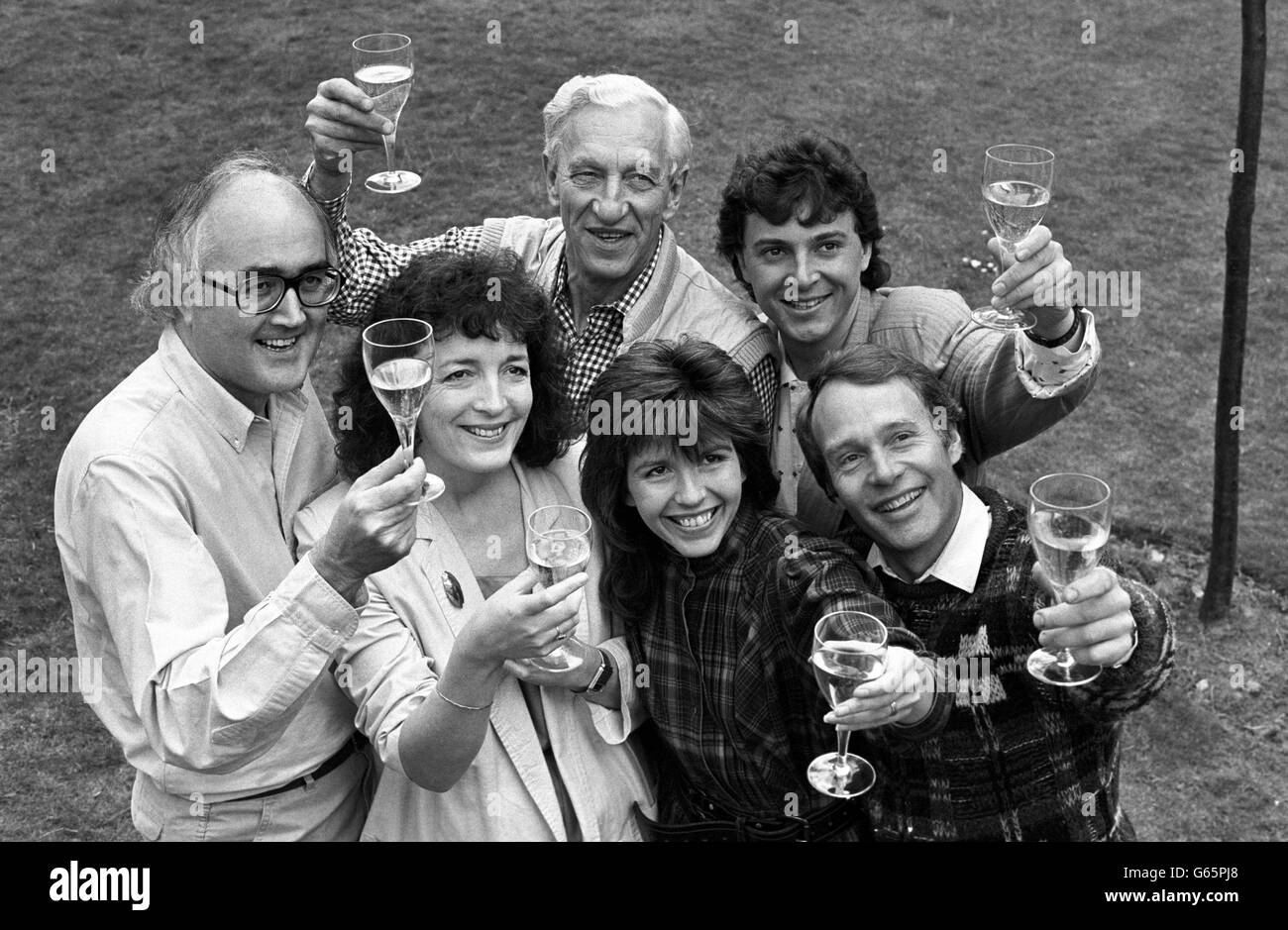 Moderatoren von BBC Television's Tomorrow's World, von links, James Burke, Judith Hann, Raymond Baxter, Maggie Philbin, Peter Macann und Howard Stableford. *3/1/03: Es stellte sich heraus, dass die BBC das Wissenschaftsprogramm nach fast 40 Jahren von ihrem Wochenfenster entfernt hat. Die Chefs beschlossen, nach einem langfristigen Rückgang der Bewertungen keine weitere Serie der Serie zu produzieren. Stattdessen werden sie im kommenden Jahr eine Reihe neuer Programme unter dem Markennamen „Tomorrow's World“ erstellen. In den 1970er und 1980er Jahren, als sie von Judith Hann und Howard Stableford moderiert wurde, zog die Show mehr als 10 Zuschauer an Stockfoto