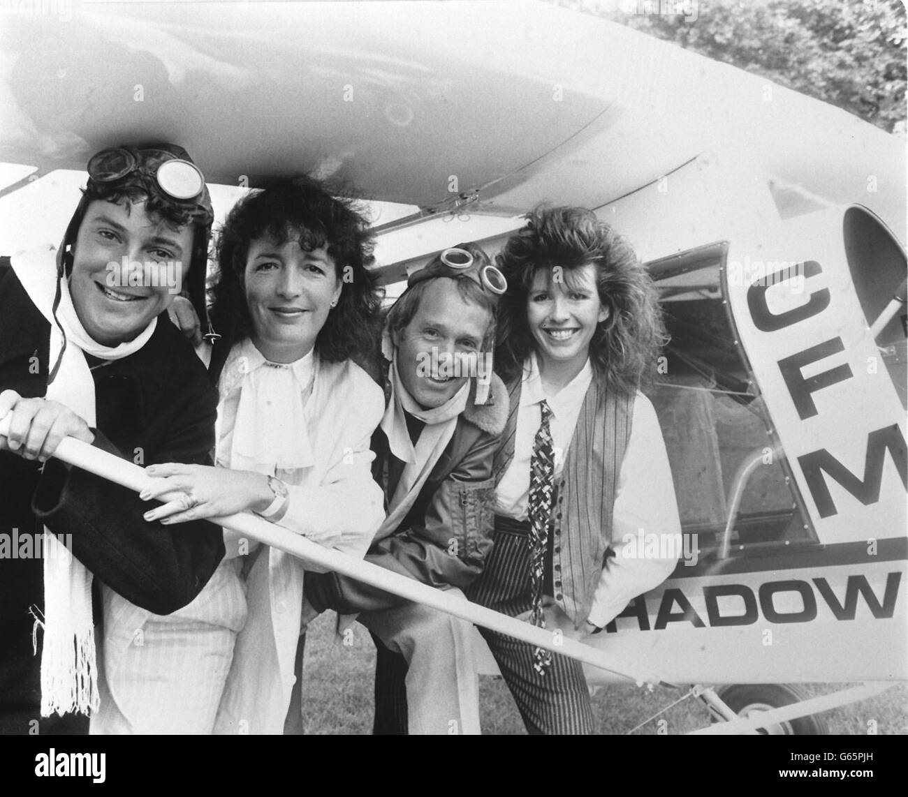 Das Team von The Tomorrow's World von L-R Howard Stableford, Judith Hann, Peter Macann und Maggie Philbin. * 3/1/03: Es stellte sich heraus, dass die BBC das Wissenschaftsprogramm nach fast 40 Jahren von seinem Wochenfenster gestrichen hat. Die Chefs beschlossen, nach einem langfristigen Rückgang der Bewertungen keine weitere Serie der Serie zu produzieren. Stattdessen werden sie im kommenden Jahr eine Reihe neuer Programme unter dem Markennamen „Tomorrow's World“ erstellen. In den 1970er und 1980er Jahren, als sie von Judith Hann und Howard Stableford moderiert wurde, zog die Show mehr als 10 Millionen Zuschauer an, aber in der letzten Serie war die Zahl gesunken Stockfoto