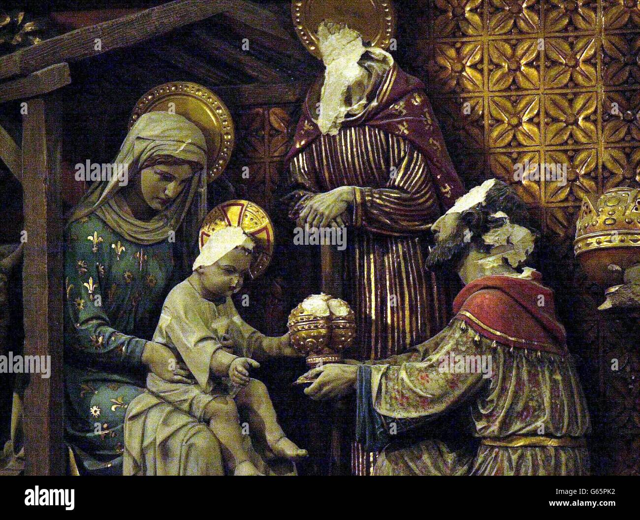 Schäden an den Gipsstatuen am Altar in der Waltham Abbey, nachdem ein Mann mit zwei Äxten in der Essex Abbey wüst war. Stockfoto