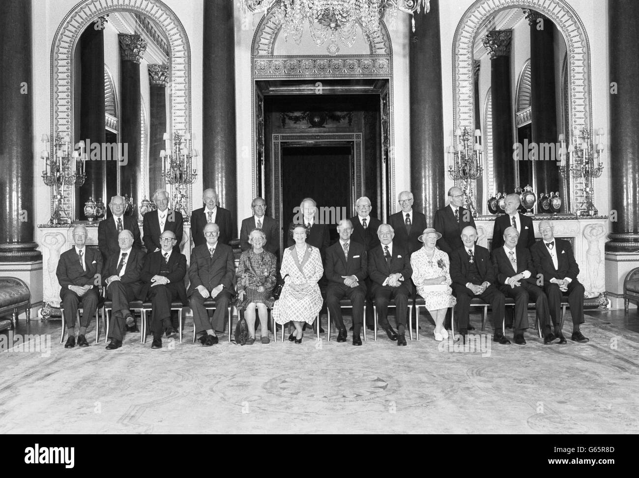 Die Königin mit Mitgliedern des Verdienstordens im Buckingham Palace, nach dem Ordensdienst in der Chapel Royal. Hintere Reihe (l-r): Sir Andrew Huxley, der Rev. Professor Owen Chadwick, Graham Greene, Dr. Frederick Sanger, Sir Yehudi Menuhin, Sir Frank Whittle, Sir Sidney Nolan, Gruppenkapitän Leonard Cheshire, Sir Frederick Ashton. Erste Reihe: (l-r) Lord Franks, Sir Ronald Syme, Sir Issiah Berlin, Lord Penney, Professor Dorothy Hodgkin, Die Königin, der Herzog von Edinburgh, Lord Zuckerman, Dame Veronica Wedgewood, Sir George Edwards, Sir Alan Hodgkin und Lord Todd. Stockfoto