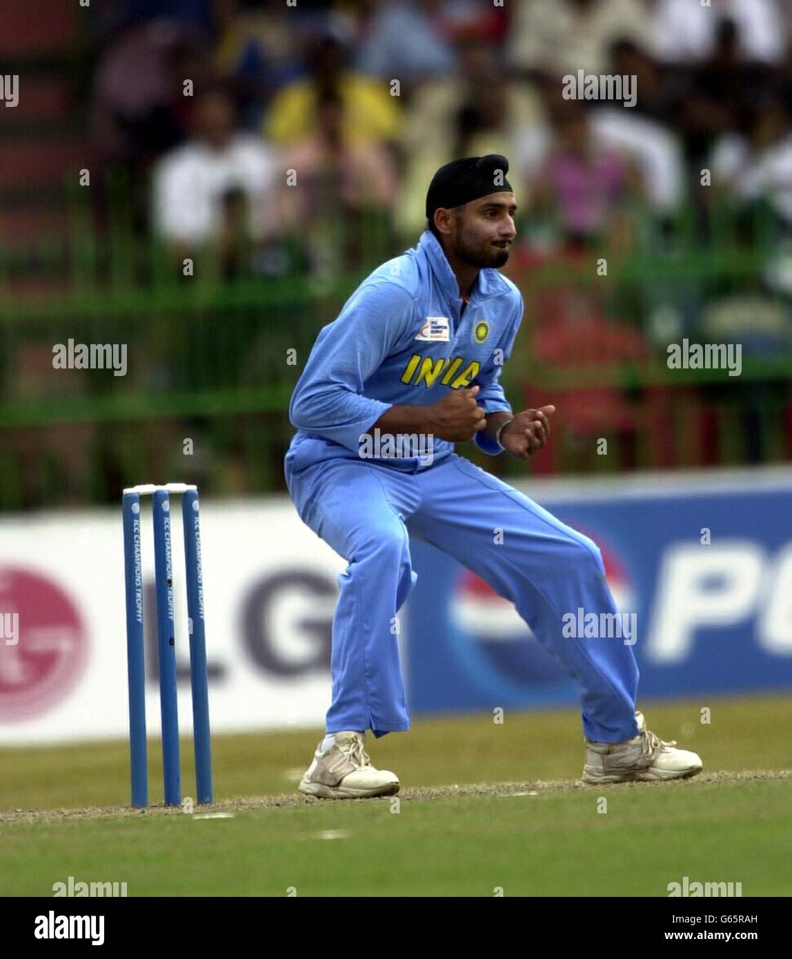 Harbhajan Singh in Aktion für Indien während der ICC Trophy Turnier in Colombo, Sri Lanka 2002 statt. Stockfoto