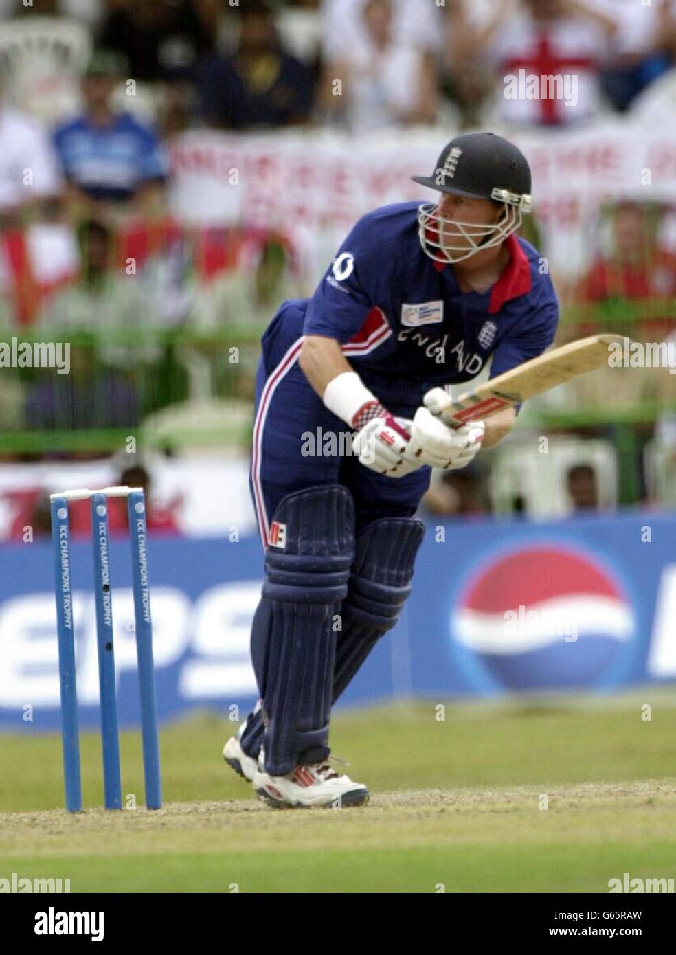 Nick Knight of England in Aktion während des ICC Trophy Turniers in Colombo, Sri Lanka 2002. Stockfoto