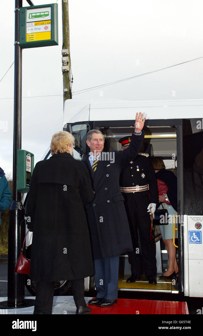 Der Prinz von Wales winkt den Wellwhern zu, während er nach einer Busfahrt von Clitheroe in Lancashire zum Dorf Chipping auf einer neuen ländlichen Busroute während eines Tages in der Grafschaft aufsteht. * während der 20-minütigen Reise durch die malerische Landschaft, die angeblich die Inspiration für die Mittelerde von JRR Tolkien gewesen sein soll, unterhielt er sich mit den Passagieren des 29-Sitzers. Das Bowland Transit-Projekt, das im April in Betrieb geht, zielt darauf ab, die Verkehrsdienste für die Bewohner kleiner ländlicher Gemeinden zu verbessern. Stockfoto