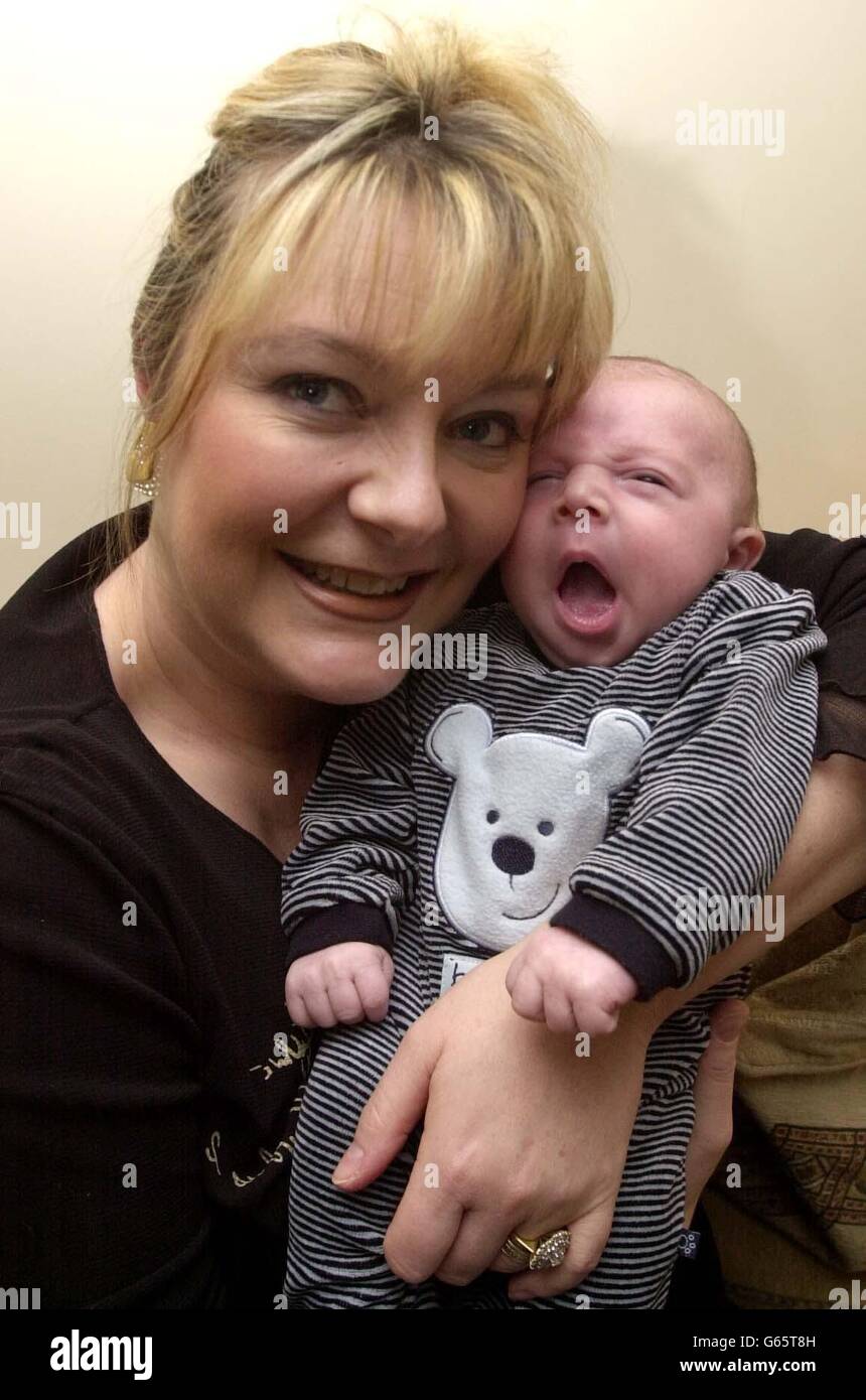 Fiona Burke mit Sohn Max zu Hause, South Normanton, Derbyshire, konsultierte Fiona einen Feng Shui Arzt bei sich zu Hause und wurde schwanger, nachdem sie es zehn Jahre lang erfolglos versucht hatte. Das Paar wurde schließlich mit einem Kind gesegnet, als ein Feng Shui Arzt ihr Bett bewegte. * Fiona und Darren Burke hatten die Hoffnung auf ein eigenes Kind verloren und beschlossen, nach unzähligen Arztbesuchen und zwei Jahren Fruchtbarkeitsbehandlung stattdessen eine Adoption zu beschließen. Stockfoto