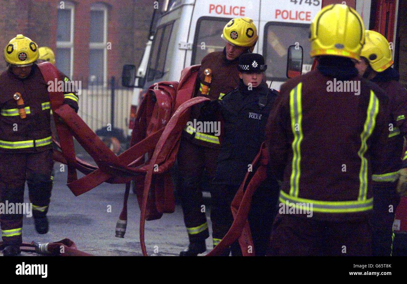 Hackney Commander Hackney Polizei und Feuerwehrleute in der Nähe der Wohnung, wo eine ...