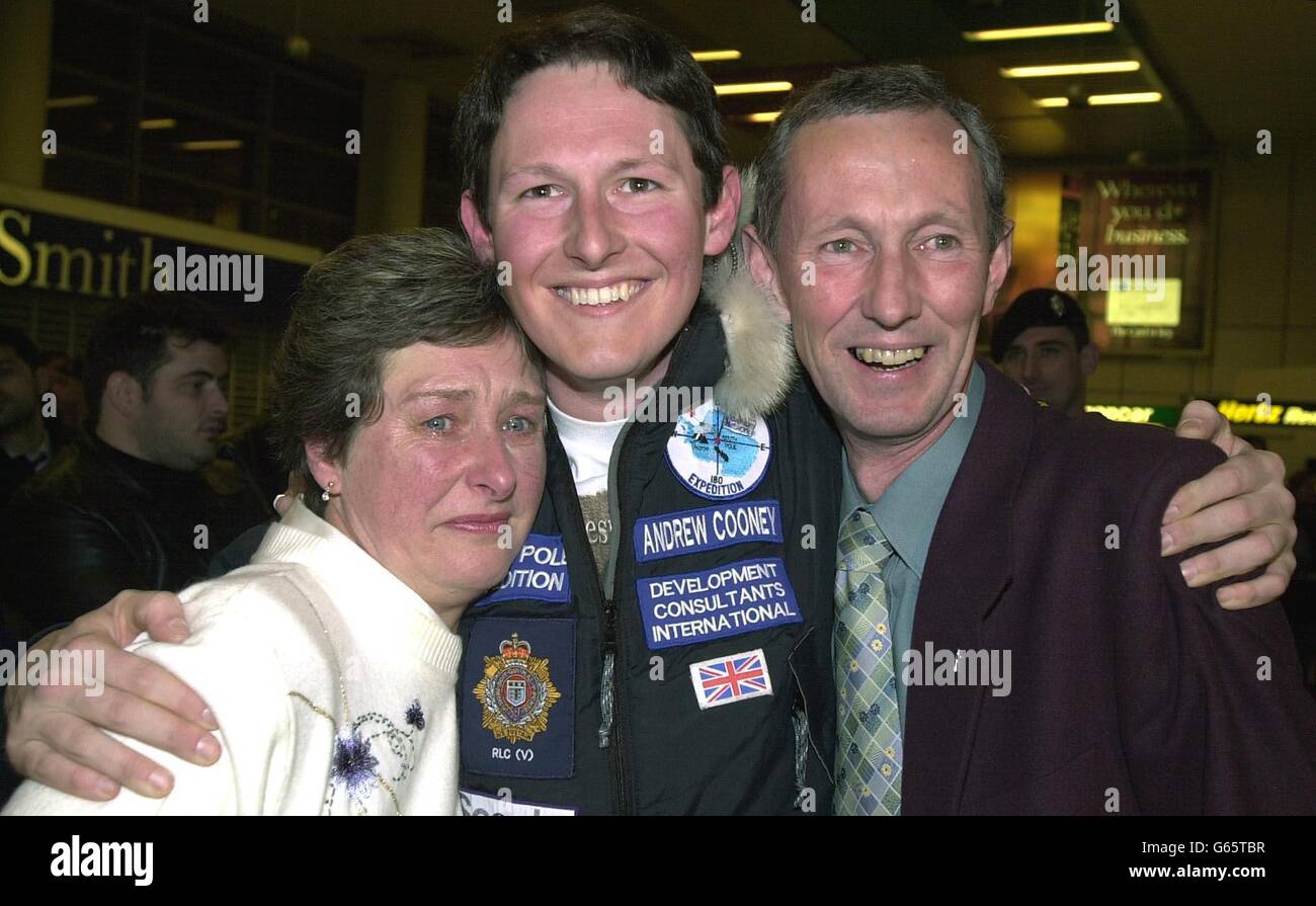 Der jüngste, der zum Südpol läuft, Andrew Cooney wird von seinen Eltern Marilyn und Terry bei seiner Ankunft am Flughafen Heathrow begrüßt. Stockfoto
