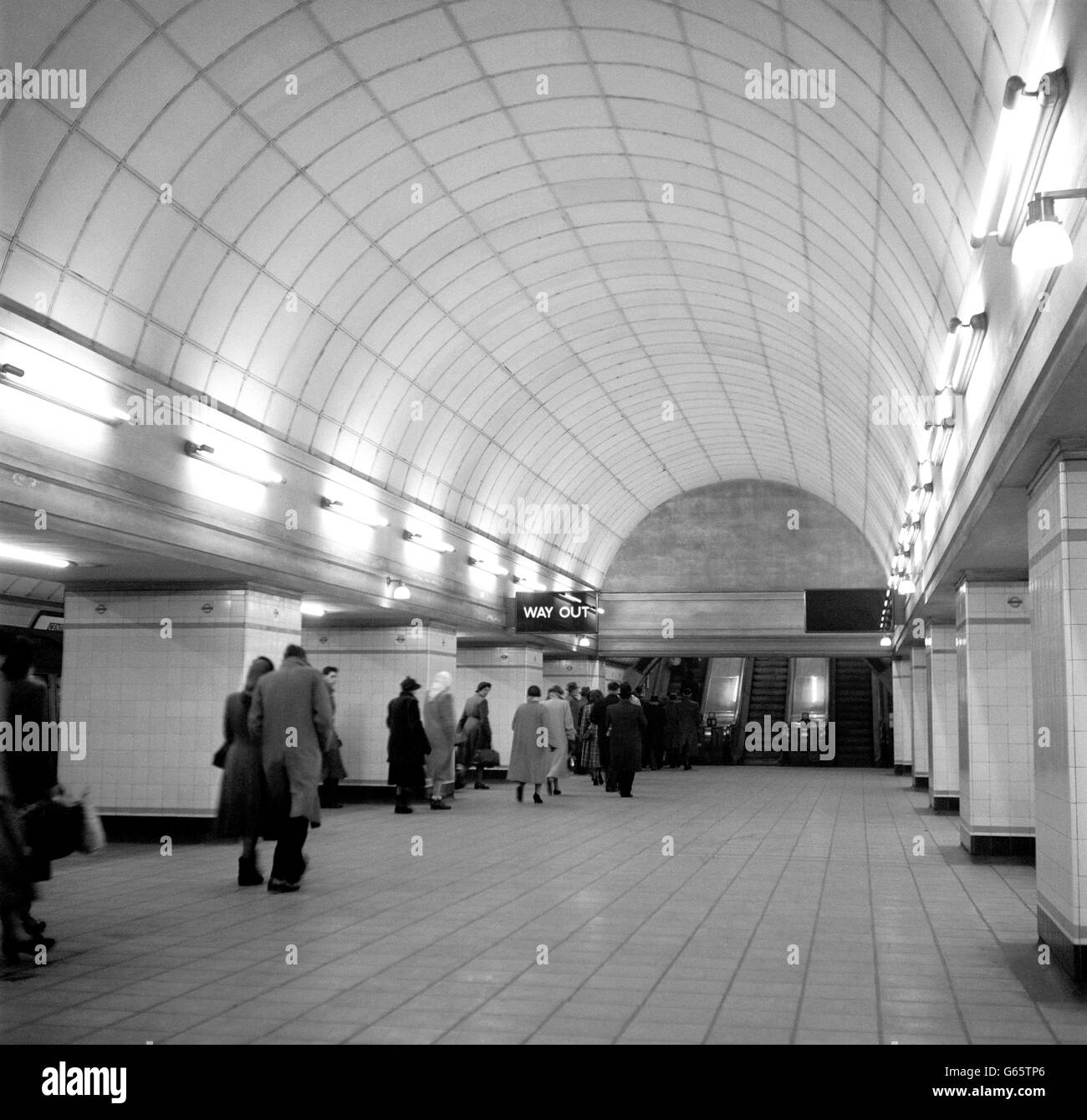 Innenaufnahme einer Londoner U-Bahn-Station auf der Central Line. Stockfoto