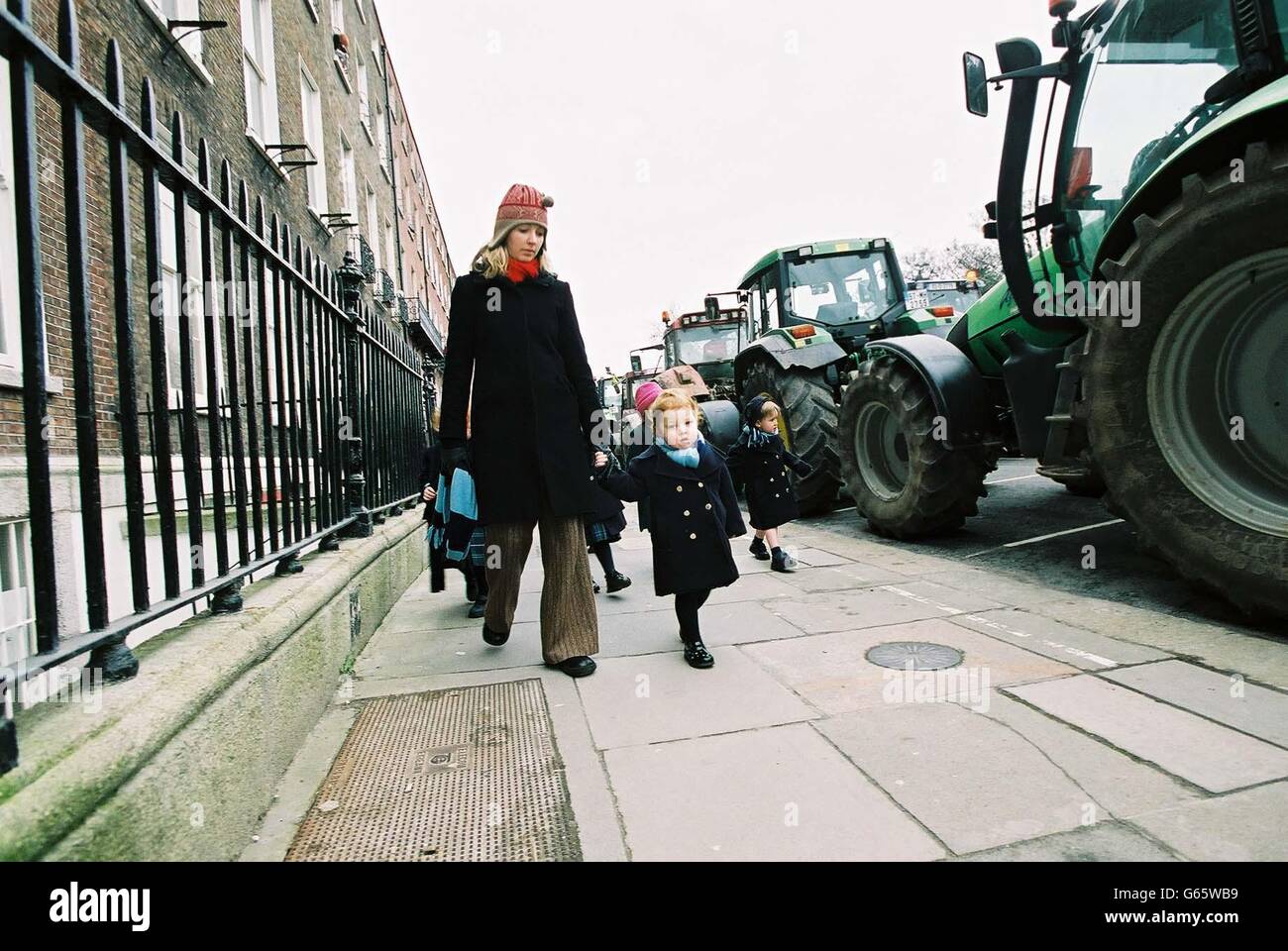 Teil eines Konvois von mehr als tausend Traktoren auf dem Merrion Square, außerhalb der Regierungsgebäude in Dublin, die aus allen Ecken des Landes aus Protest gegen niedrige Einkommen für Landwirte, die die Irish Farmers Association organisiert wurde. * nur dreihundert durften in die eigentliche Innenstadt. Stockfoto