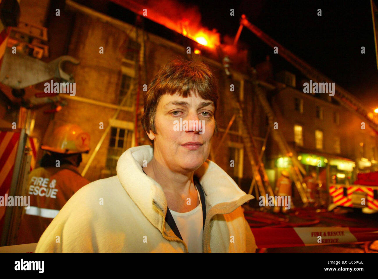 Die Managerin Elaine Squires wartet, während Feuerwehrleute aus Cambridgeshire im Regent Hotel, Cambridge, ein Feuer anstellen. Stockfoto