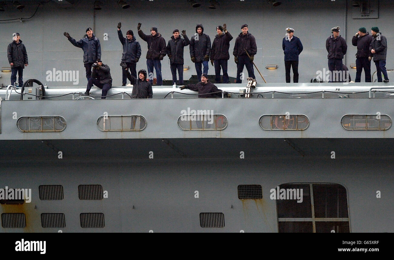 Militärangehöriger an Bord der HMS Ark Royal winken den Wellwishern zu, als sie die Munitionsanlage von Glen Douglas auf Loch Long in Schottland verlässt und zu Übungen im Mittelmeer aufbricht. Stockfoto