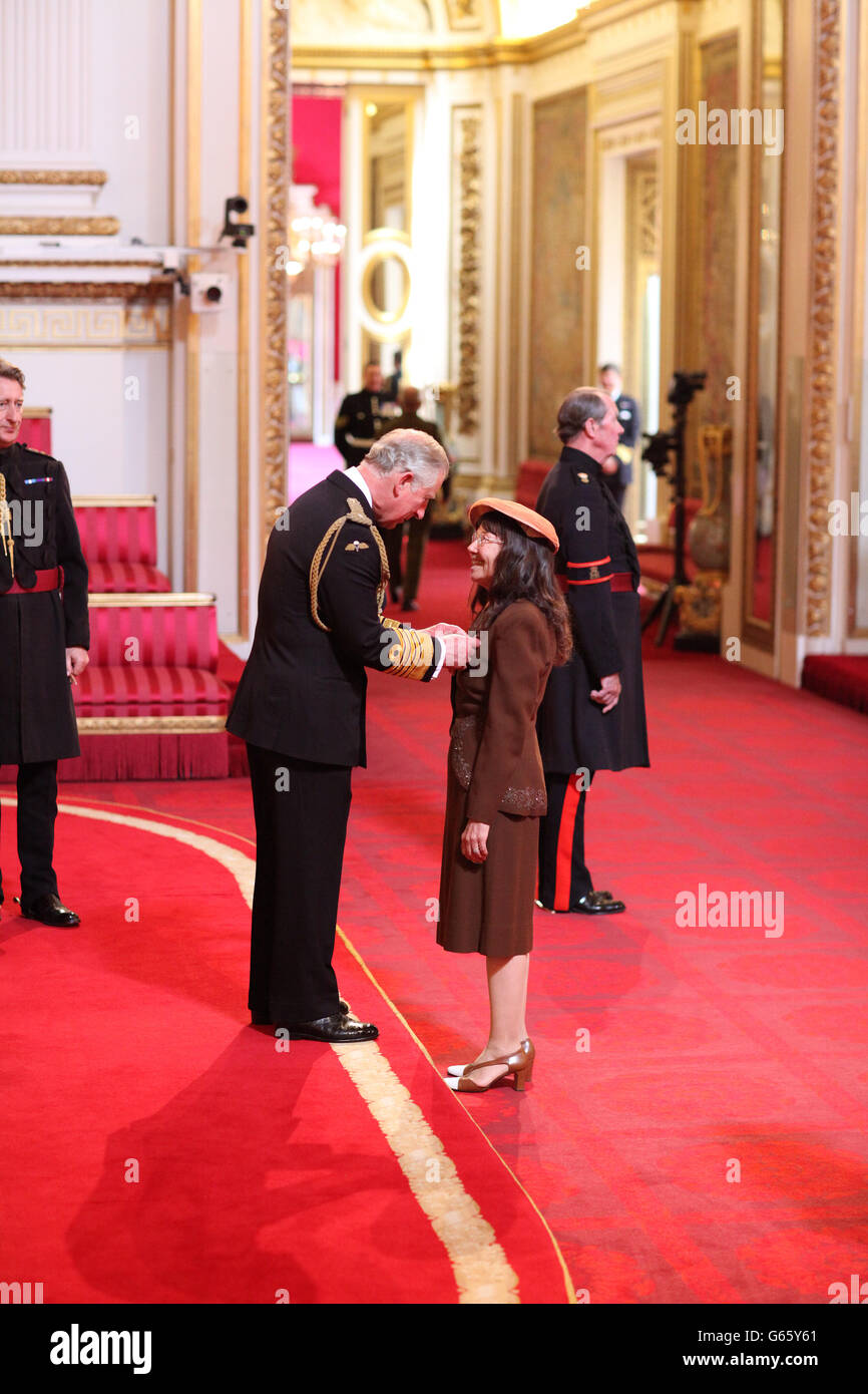 Dr. Cheryle Berry aus Chesterfield wird vom Prince of Wales am Buckingham Palace zu einem MBE gemacht. DRÜCKEN Sie VERBANDSFOTO. Bilddatum: Freitag, 7. Juni 2013. Bildnachweis sollte lauten: Dominic Lipinski/PA Wire Stockfoto