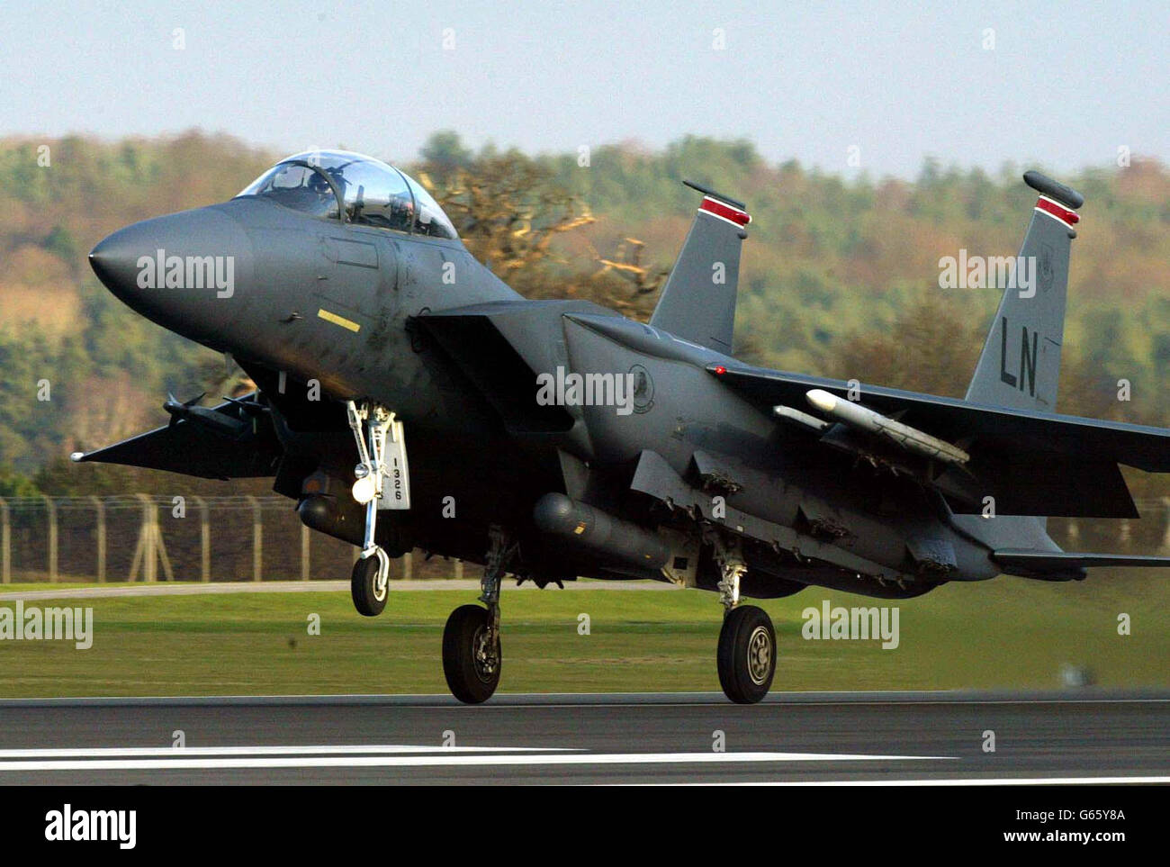 Die amerikanischen F15 starten von RAF Lakenheath, Suffolk, um an einer Trainingsmission mit NATO-Truppen in Spanien und Portgual teilzunehmen, da die Angst vor einem Krieg im Irak zunahm. * zehn F-15E Strike Eagle-Jagdbomber und sechs F-15C Eagle-Jagdflugzeuge werden an der zweiwöchigen Trainingsübung teilnehmen, an der auch britische Seefahrer sowie portugiesische und spanische Flugzeuge teilnehmen werden. Stockfoto