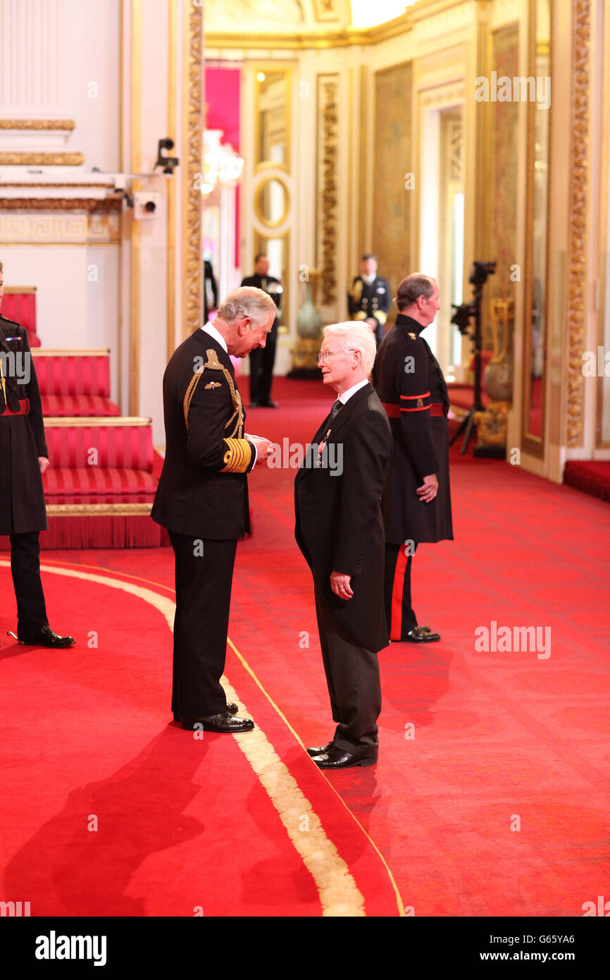 Der Reverend Canon Dr. Paul Denby aus Bolton wird vom Prince of Wales im Buckingham Palace zu einem MBE gemacht. DRÜCKEN SIE VERBANDSFOTO. Bilddatum: Freitag, 7. Juni 2013. Der Bildnachweis sollte lauten: Dominic Lipinski/PA Wire Stockfoto