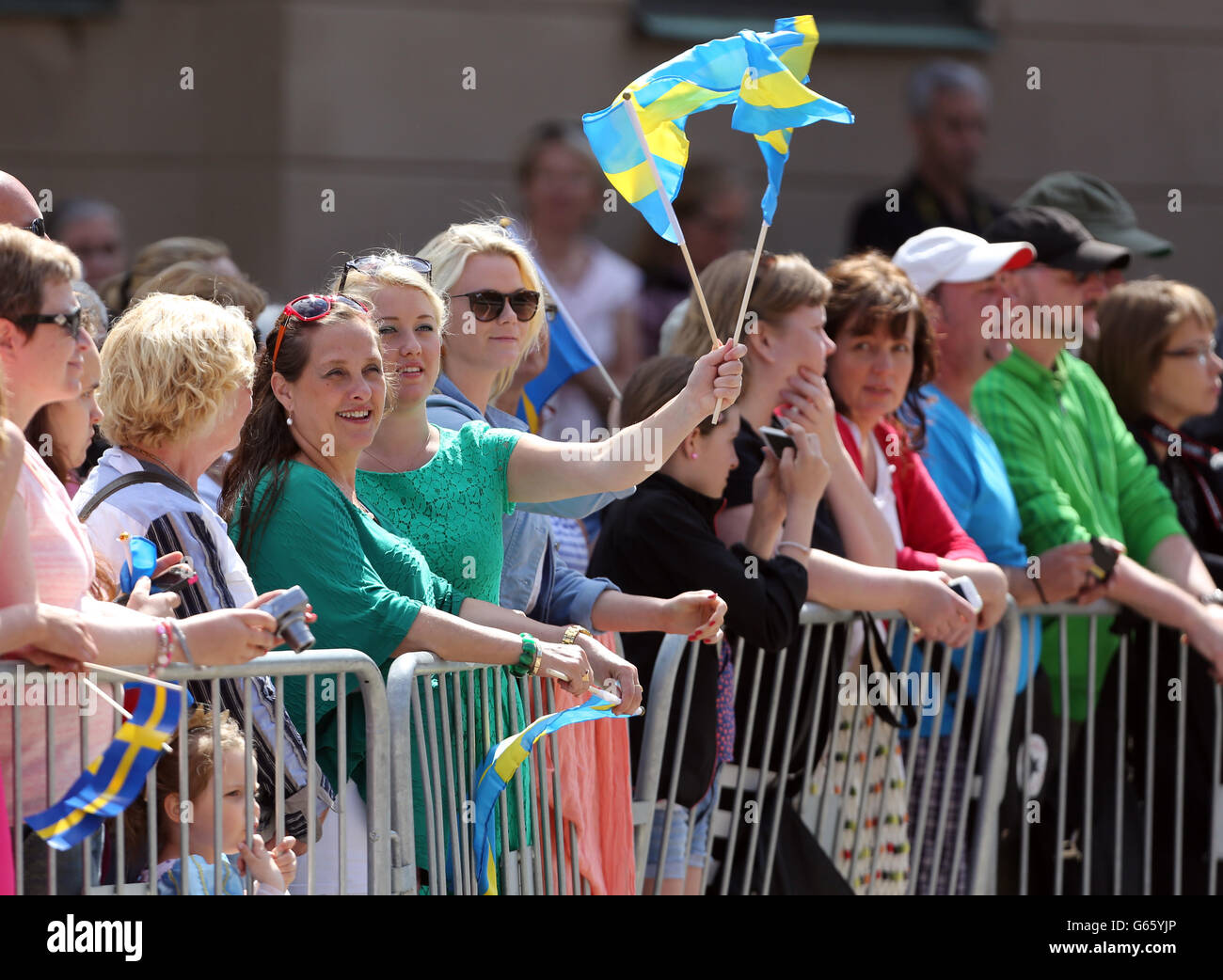 Nach der Trauung in der Königlichen Kapelle im Königlichen Palast der Stadt erwarten die schwedischen Prinzessin Madeleine und Christopher O'Neill gute Gratulanten. Stockfoto