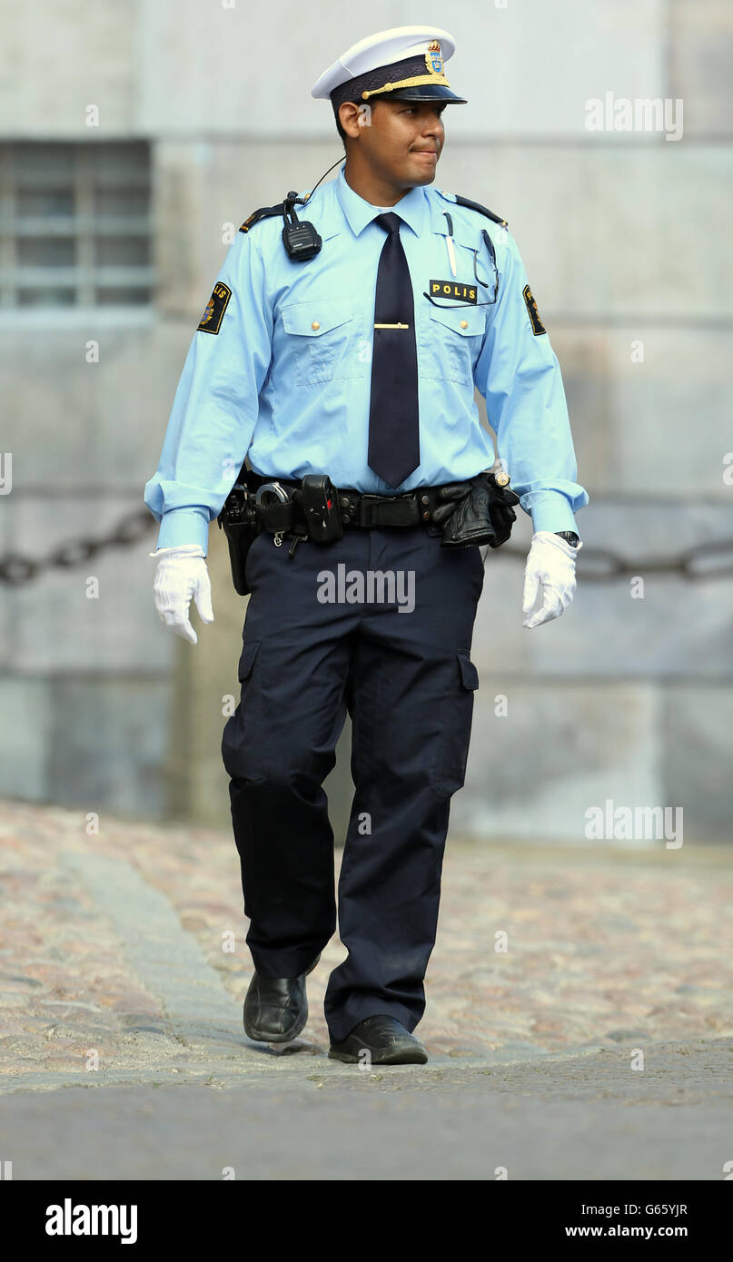 Schwedische Polizeibeamte arbeiten vor dem Königspalast, bevor Prinzessin Madeleine von Schweden und Christopher O'Neill nach ihrer Hochzeitszeremonie in der Königlichen Kapelle im Königlichen Palast der Stadt eintreffen. Stockfoto