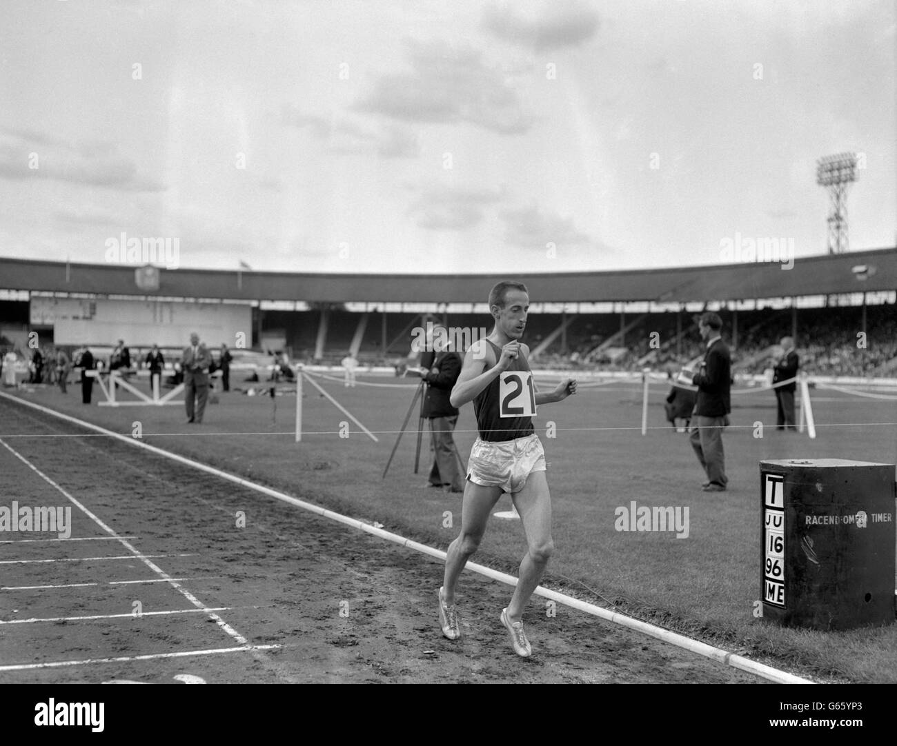Frank Salvat, 25-jähriger Zeitschriftendesigner, der die Zuschauer und Fernsehzuschauer mit einem erstaunlichen Finale überraschte, um am 16. Juli die AAA-3-Meilen-Meisterschaft zu gewinnen, tritt am 30. Juli und 1. August im Londoner White City Stadium beim Leichtathletik-Treffen Großbritannien gegen Frankreich an. Salvat läuft für Finchley Harriers. Stockfoto