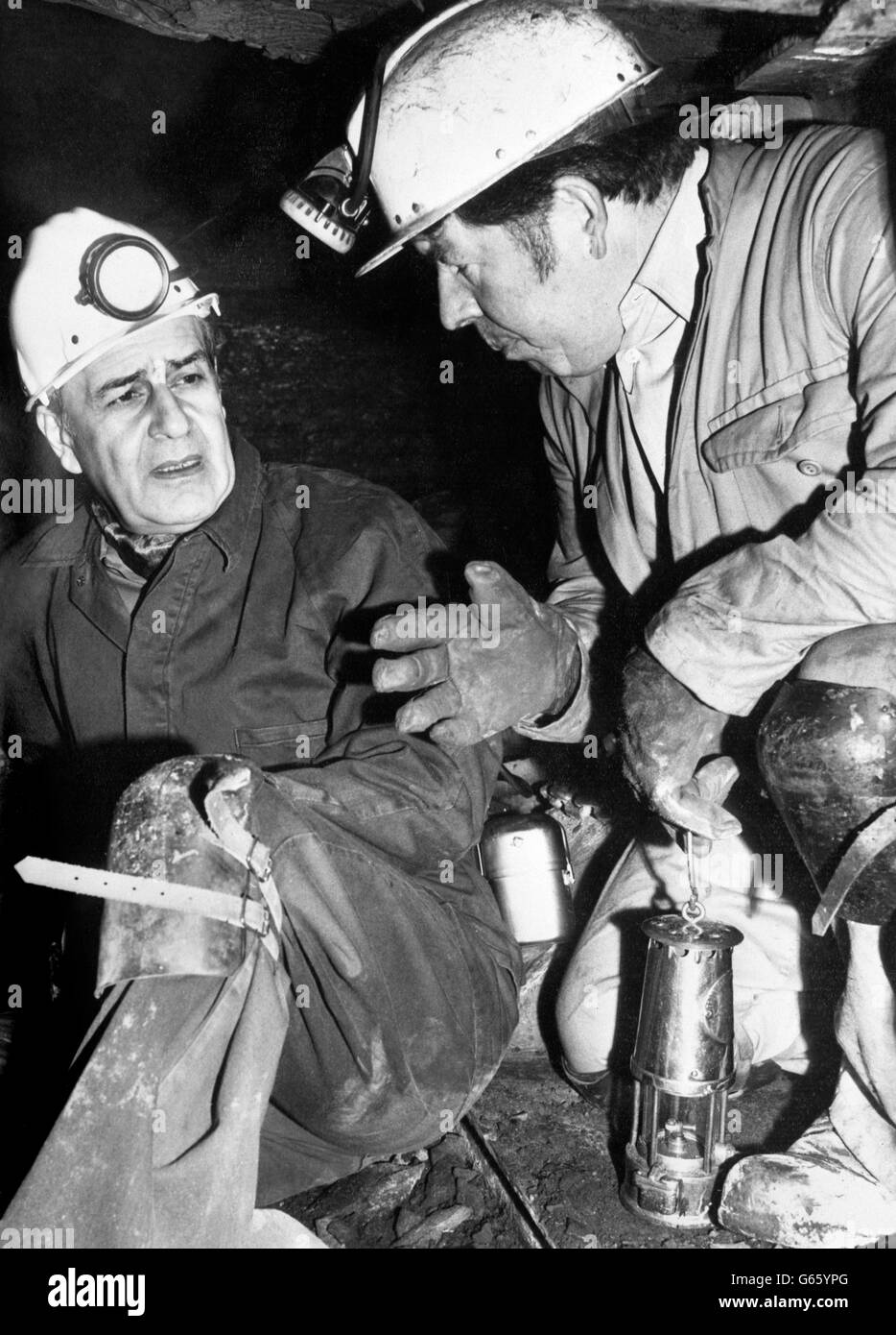 Colin Fairhurst (rechts), der Manager von Colliery, plaudert mit Sir Derek Ezra, dem Vorsitzenden des National Coal Board, als er einen Untertagebesuch in Kiveton Park Colliery, bei Sheffield, unternahm. Während seines Besuchs sah Sir Derek, wie ein 2.1 Millionen-Projekt die 755-Mann, 110 Jahre alte ehemalige vertikale Schachtmine in South Yorkshire Area's erste vollwertige Treibmine verwandelt hatte. Stockfoto