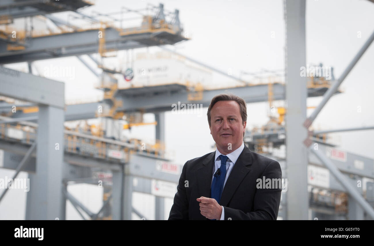 Premierminister David Cameron hält eine Rede vor den Beschäftigten des neuen Containerhafens London Gateway, der an der Themse in der Nähe von Tilbury in Essex gebaut wird. Stockfoto
