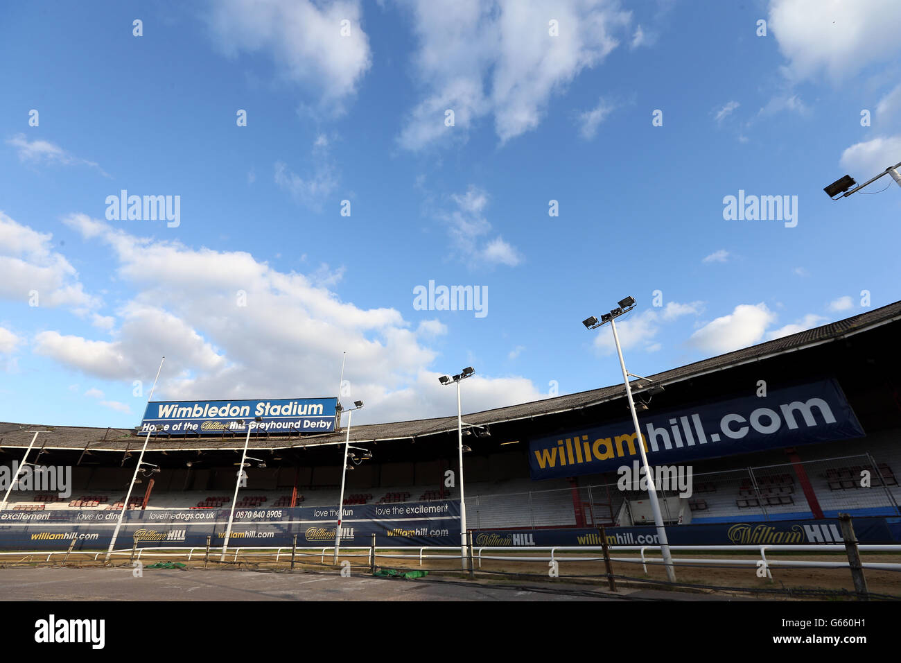 Greyhound-Rennen - William Hill Derby - Zweite Runde - Tag Zwei - Wimbledon Stadium. Allgemeine Ansicht des William Hill Brandings im Wimbledon Stadium Stockfoto