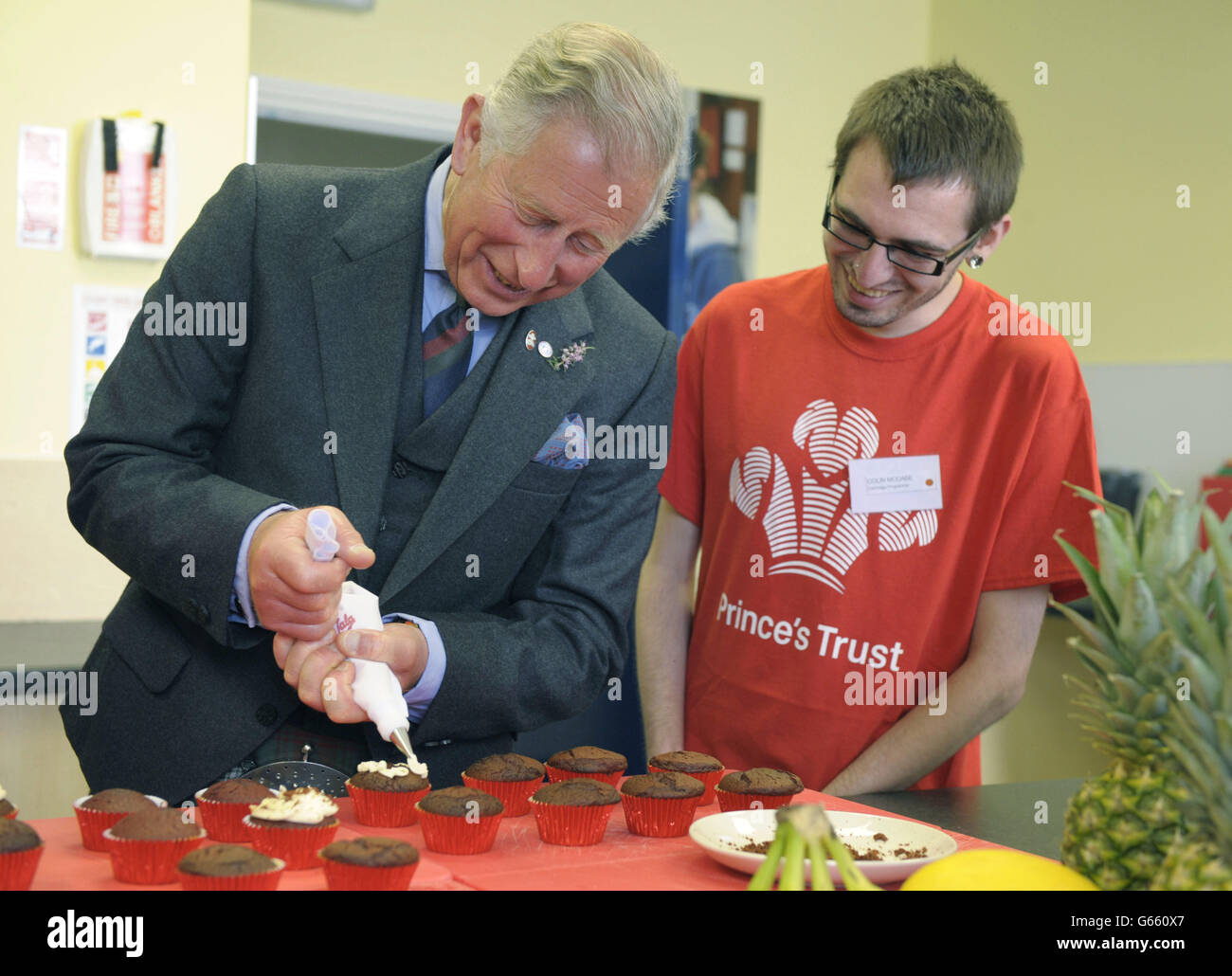 Der Prinz von Wales Eis Cupcakes während eines Besuchs im Prince's Trust Center in Dundee, die verletzliche junge Menschen Einzelhilfe gibt, ihnen helfen, ihr Leben zu stabilisieren und ihre Fähigkeiten und Vertrauen zu stärken, so dass sie unabhängig leben können. Stockfoto