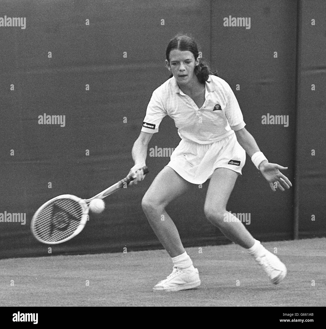 Annabel Croft, mit 15 Jahren die jüngste Konkurrentin Großbritanniens seit 50 Jahren, vor Gericht Nr. 2 in Wimbledon, als sie in der ersten Runde der Singles die Rumänin Lucia Romanov traf. Stockfoto