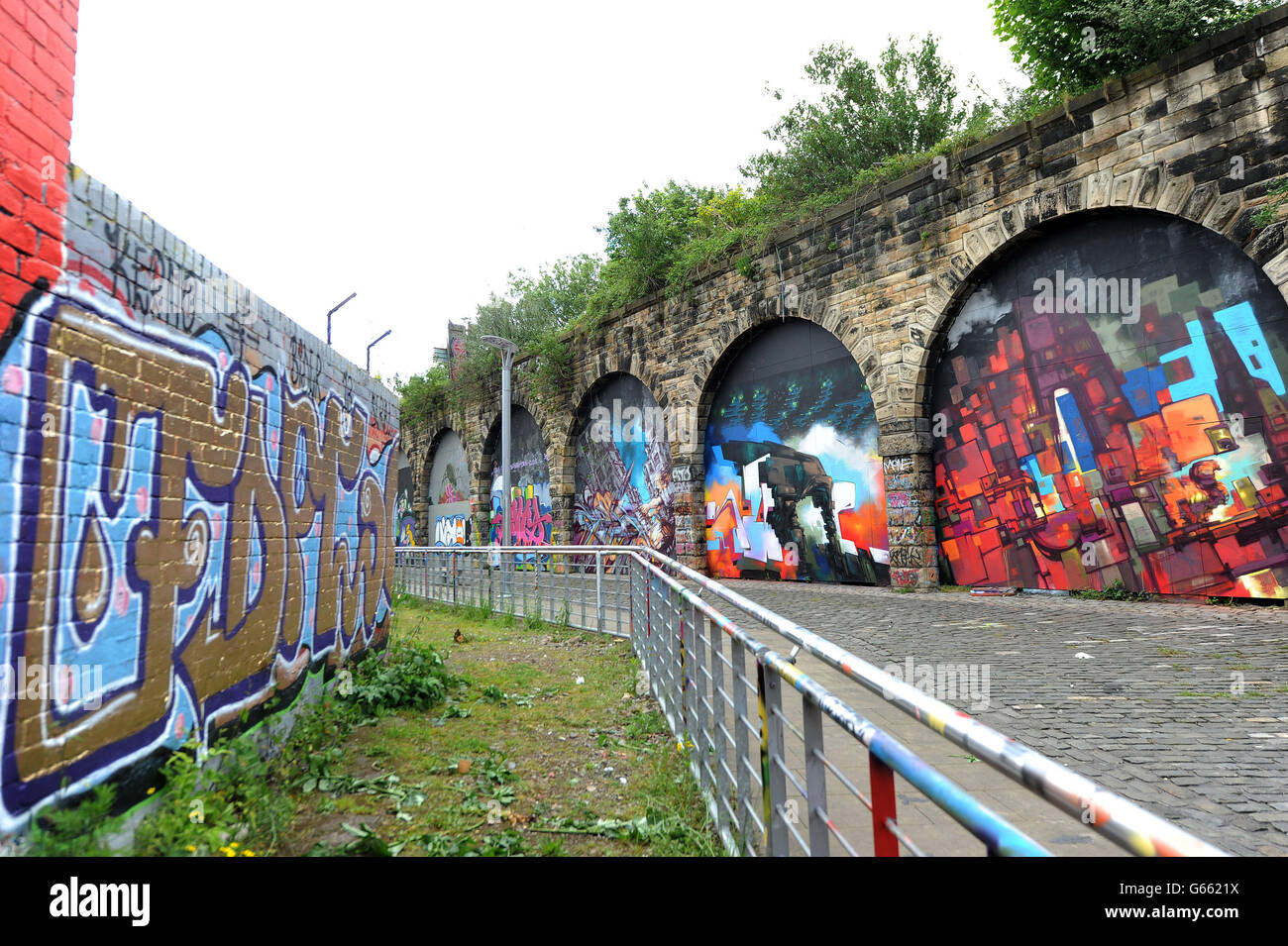 Einige der versteckten Kunstwerke auf Eisenbahnen Bögen in der Nähe des Salbei, Gateshead, die als legale Mauer für Künstler, ihre Arbeit zu tun zugewiesen wurde. Stockfoto