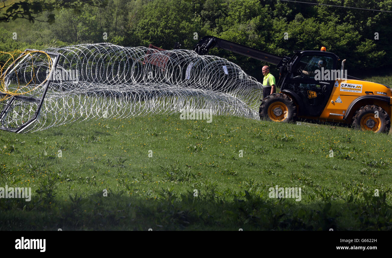 In den Feldern in der Nähe des Lough Erne Hotel Resort in Co Fermanagh, dem Veranstaltungsort des G8-Gipfels in der nächsten Woche, wird Stacheldraht verlegt. Stockfoto