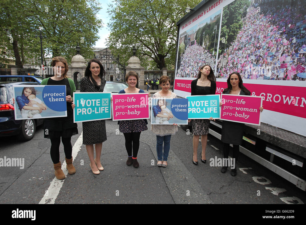 Mitglieder der Pro-Life-Kampagne halten vor dem Leinster House in Dublin einen Streikposten ab. Stockfoto