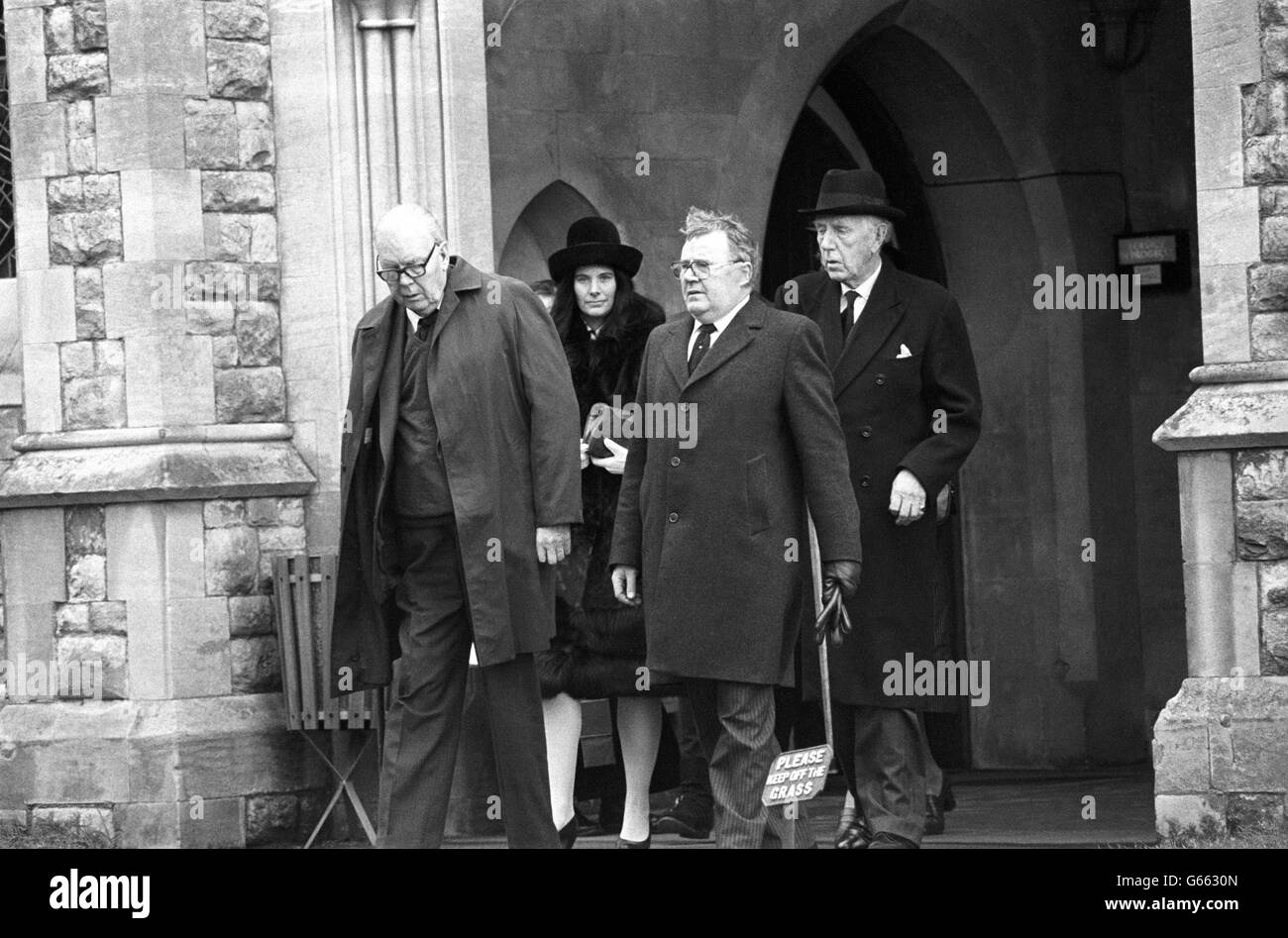 Trauernde verlassen die Kapelle im Putney Vale Crematorium nach dem Trauerdienst für Anthony Blunt, den ehemaligen königlichen Kunstberater, der als sowjetischer Spion entlarvt wurde. Stockfoto