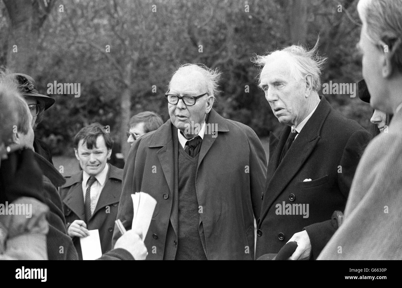 Wilfred (links) und Christopher Blunt verlassen Putney Vale Crematorium nach der Beerdigung ihres Bruders Anthony, des ehemaligen königlichen Kunstberaters, der als sowjetischer Spion entlarvt wurde. Stockfoto