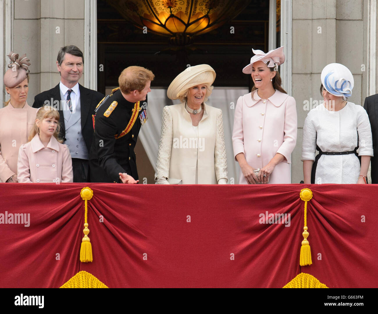Prinz Harry, die Herzogin von Cornwall, die Herzogin von Cambridge und Prinzessin Eugenie auf dem Balkon des Buckingham Palace im Zentrum von London, nach der jährlichen Trooping the Color Parade. Stockfoto