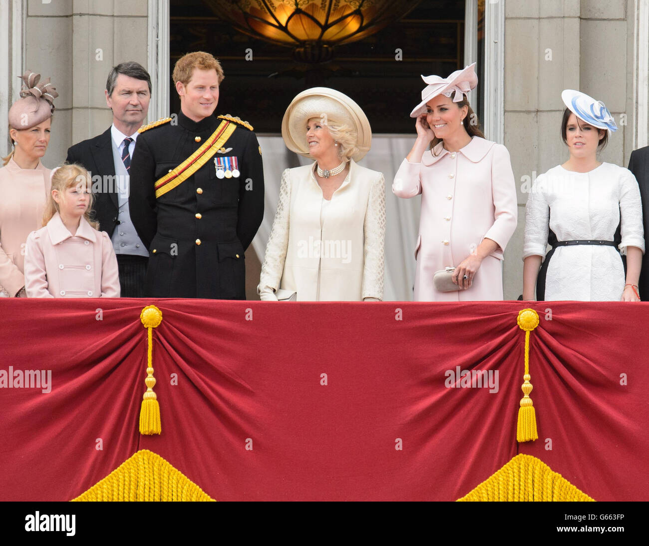 Prinz Harry , die Herzogin von Cornwall, die Herzogin von Cambridge und Prinzessin Eugenie auf dem Balkon des Buckingham Palace im Zentrum von London, nach der jährlichen Trooping the Color Parade. Stockfoto